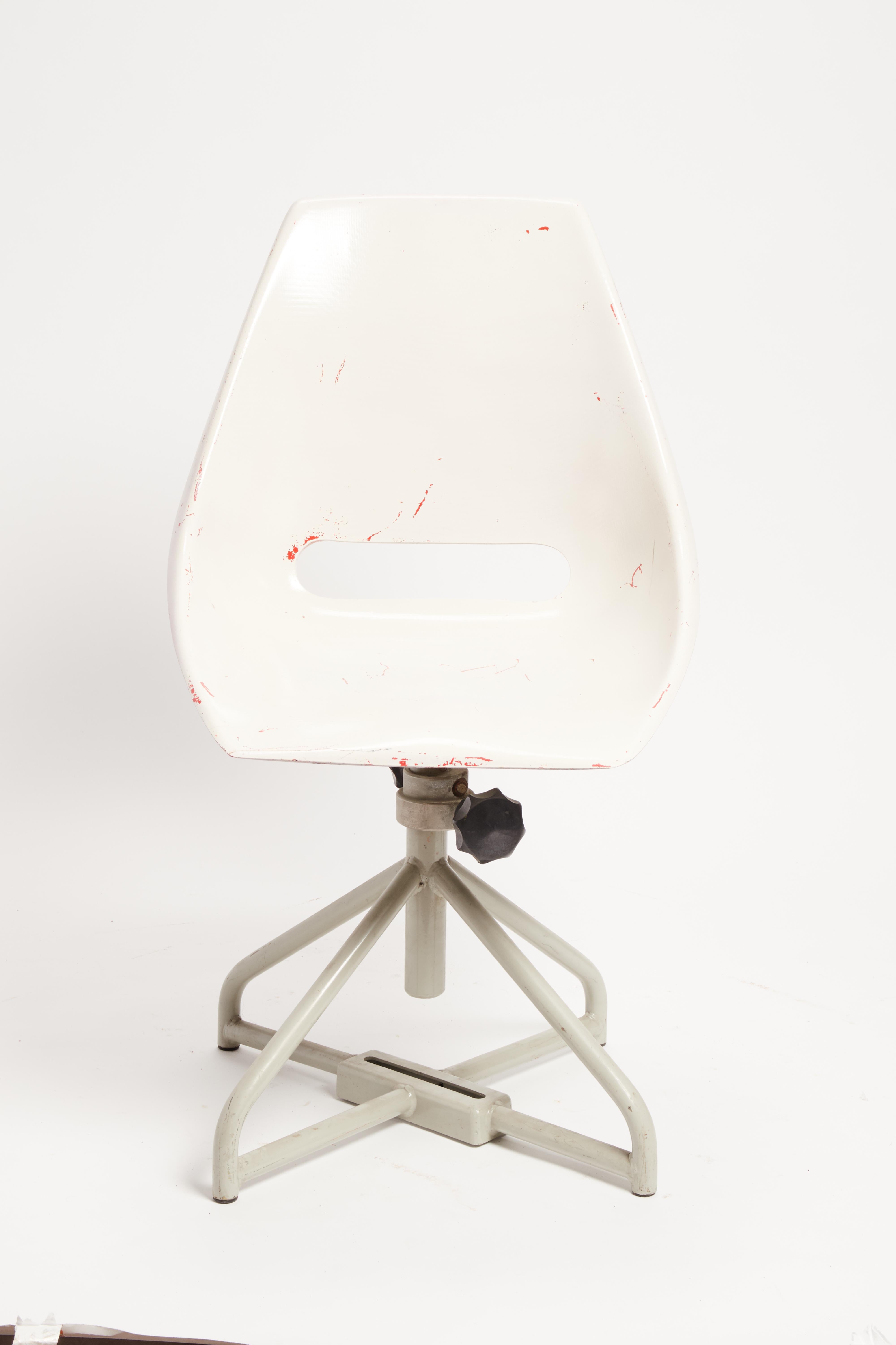 Multicolor Adjustable Fiberglass Chairs, Italy, 1950 In Good Condition For Sale In Milan, IT