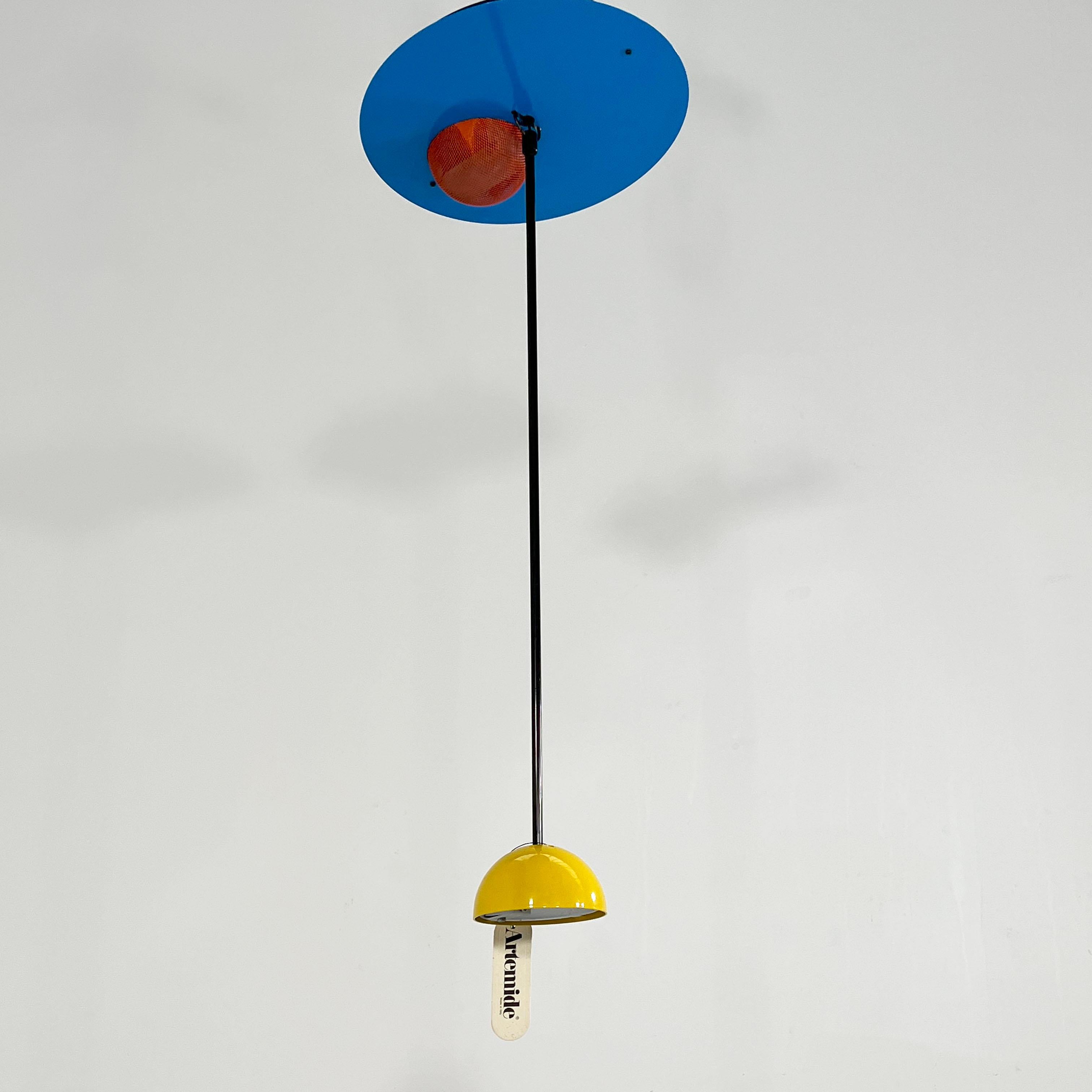 Designer - Carlo Forcolini
Produzent - Artemide
Modell - Deckenleuchte Alesia 
Design Zeitraum - Eigthies
Abmessungen - Breite 32 cm x Tiefe 32 cm x Höhe 80 cm
MATERIALIEN - Metall
Farbe - blau, rot, gelb, schwarz
Leichte alters- und