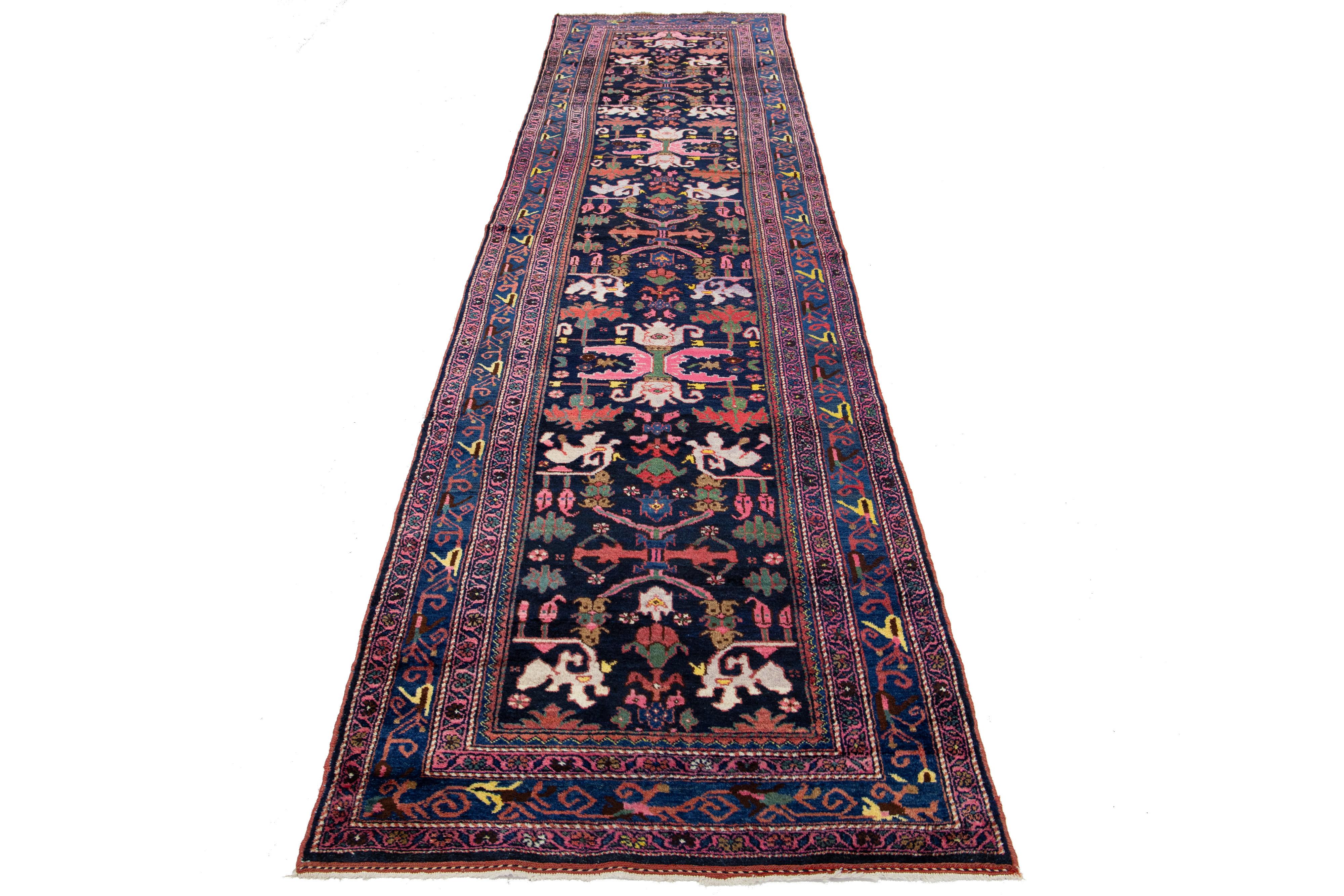 Questo tappeto persiano in lana Malayer è un capolavoro fatto a mano del XX secolo. Mostra un accattivante campo blu navy con vivaci accenti multicolore.

Questo tappeto misura 3'3'' x 13'.

.