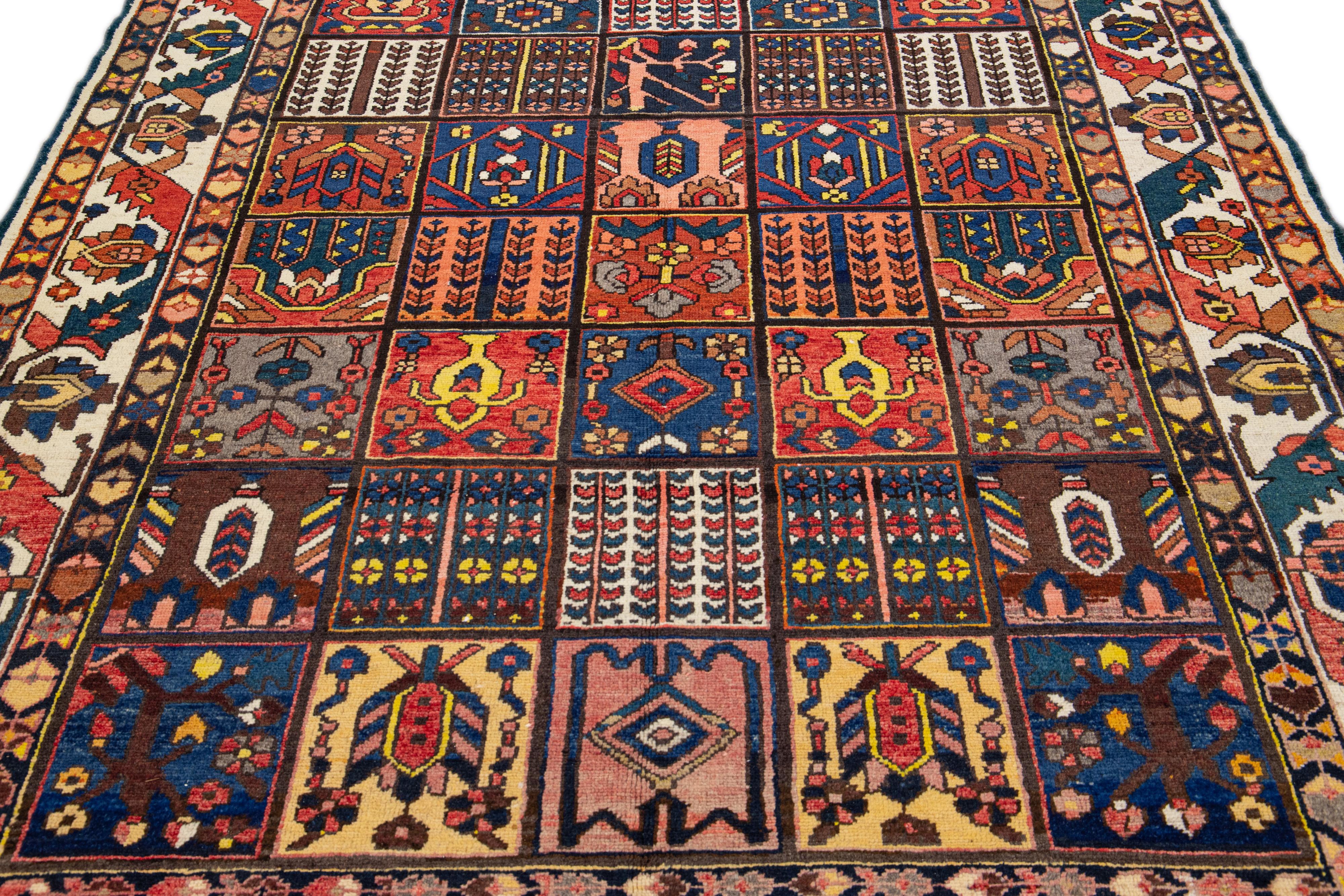 Islamique Tapis persan ancien Bakhtiari en laine multicolore, fait à la main et conçu sur toute sa surface en vente