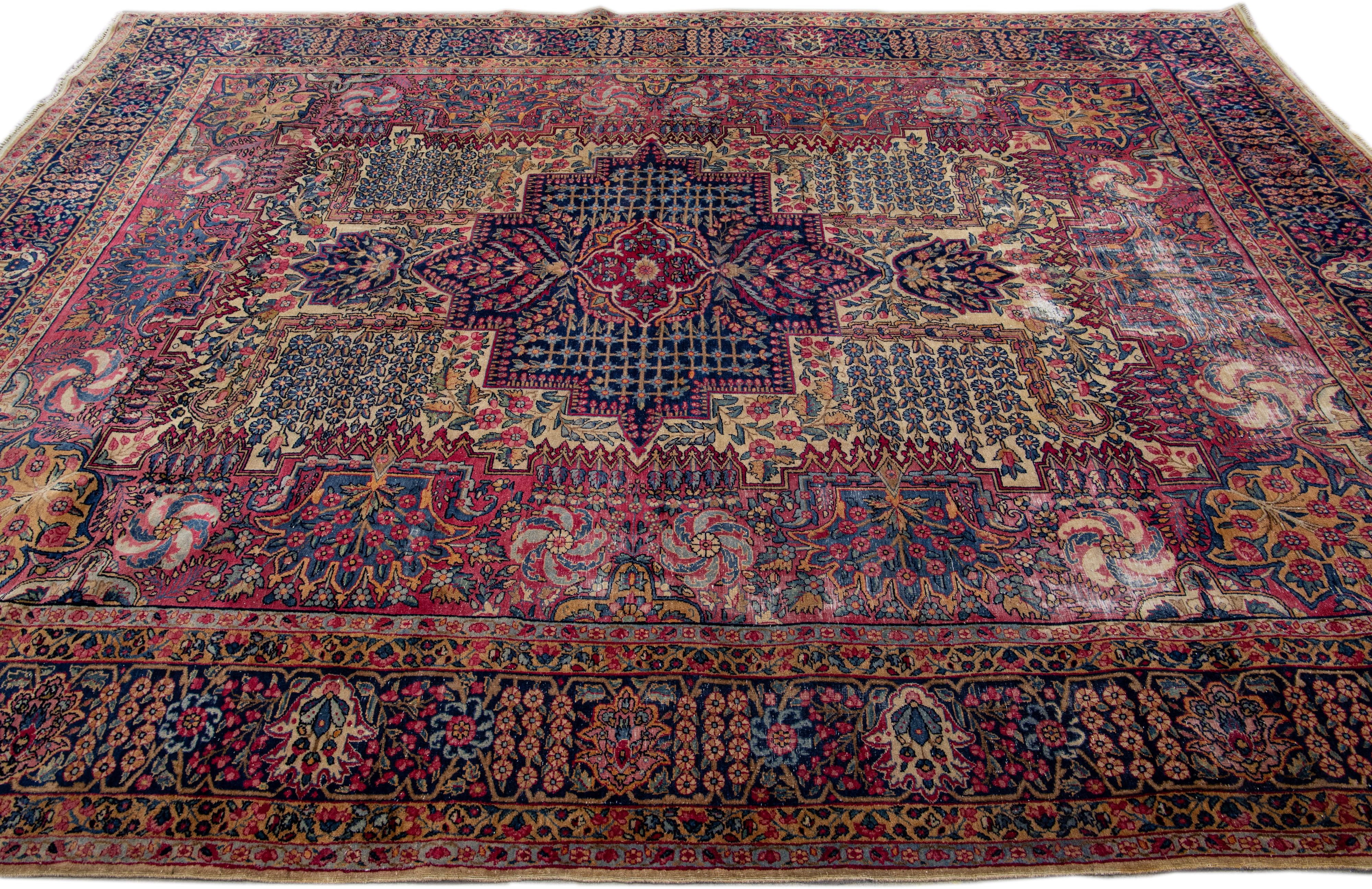 Noué à la main Tapis persan ancien Kerman en laine multicolore, fait à la main et conçu sur toute sa surface en vente