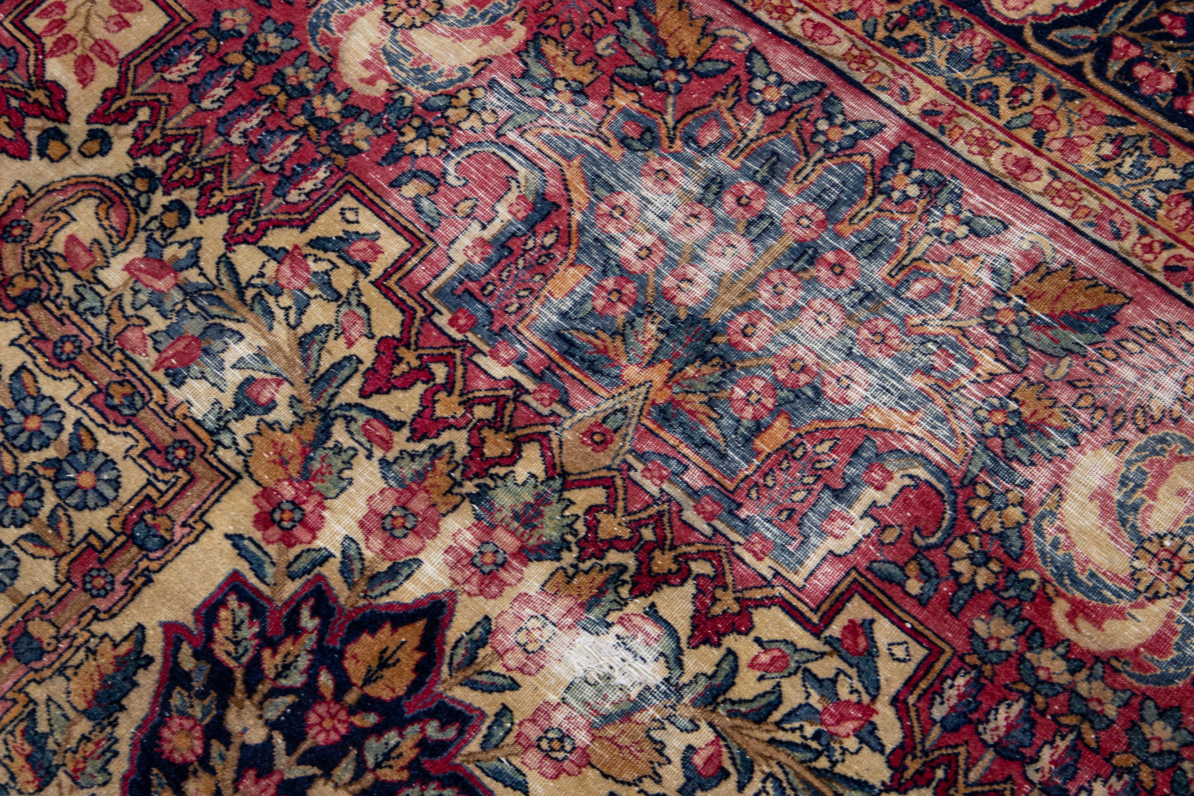 Laine Tapis persan ancien Kerman en laine multicolore, fait à la main et conçu sur toute sa surface en vente