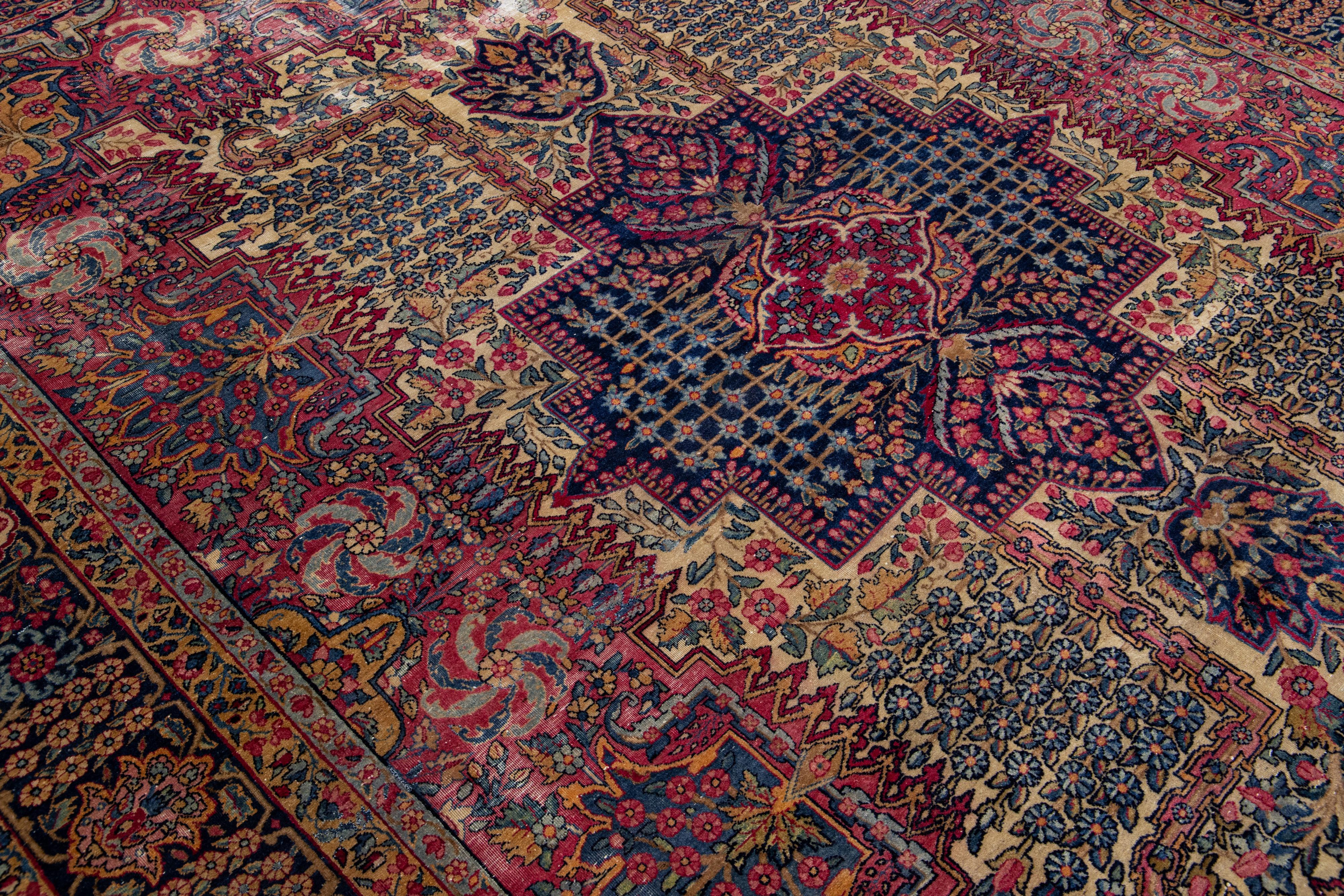 Tapis persan ancien Kerman en laine multicolore, fait à la main et conçu sur toute sa surface en vente 1