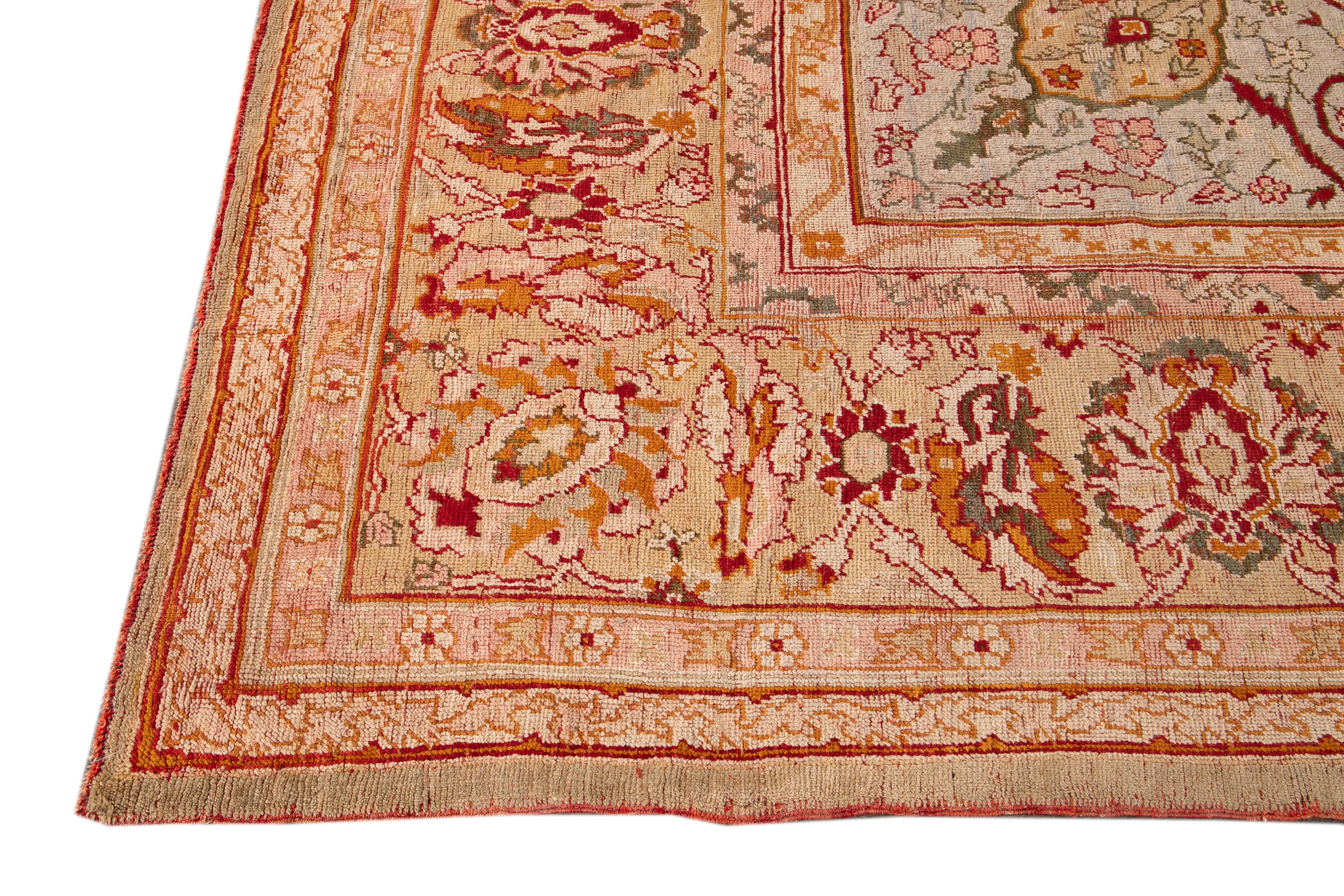 Turc Tapis turc ancien en laine multicolore Oushak fait à la main avec motif de médaillon en vente
