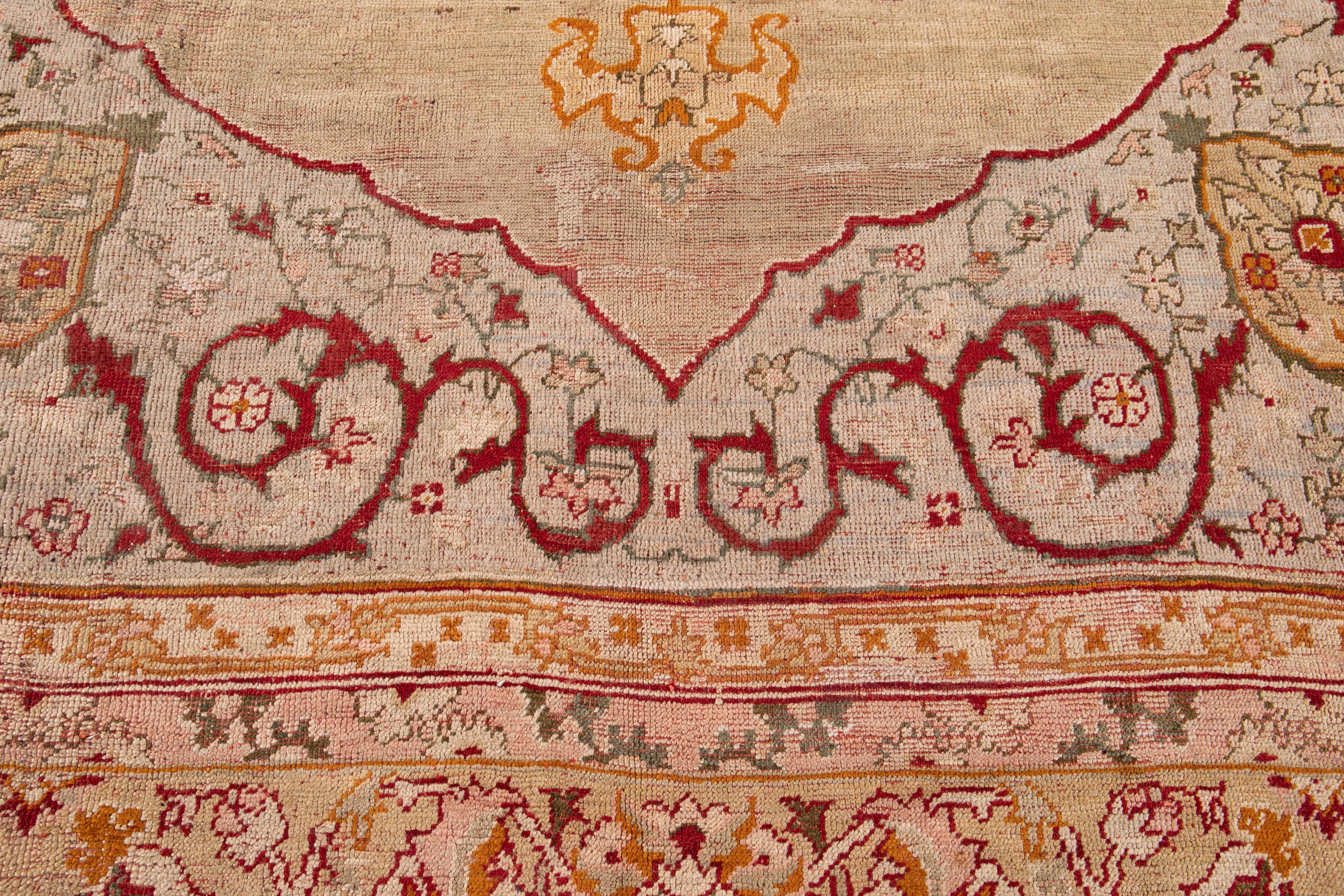 Tapis turc ancien en laine multicolore Oushak fait à la main avec motif de médaillon Bon état - En vente à Norwalk, CT