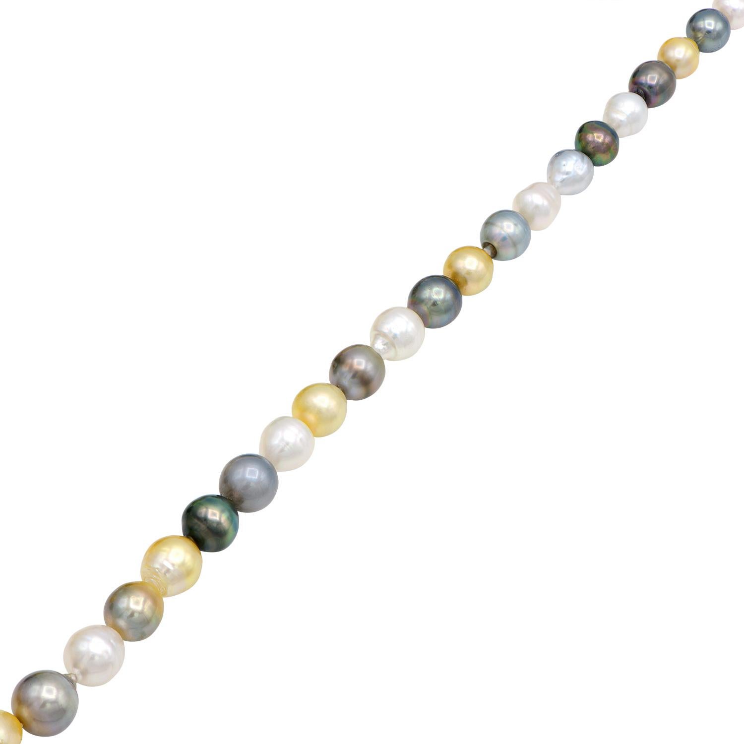 Dieser wunderschöne, einzigartige Perlenstrang besteht aus barocken Südsee- und Tahiti-Perlen in Schwarz-, Gold- und Weiß-Tönen. Die Perlen haben eine Größe von 10,8-14,6 mm. Der Strang wird mit einem Doppelknoten zwischen jeder Perle aufgefädelt