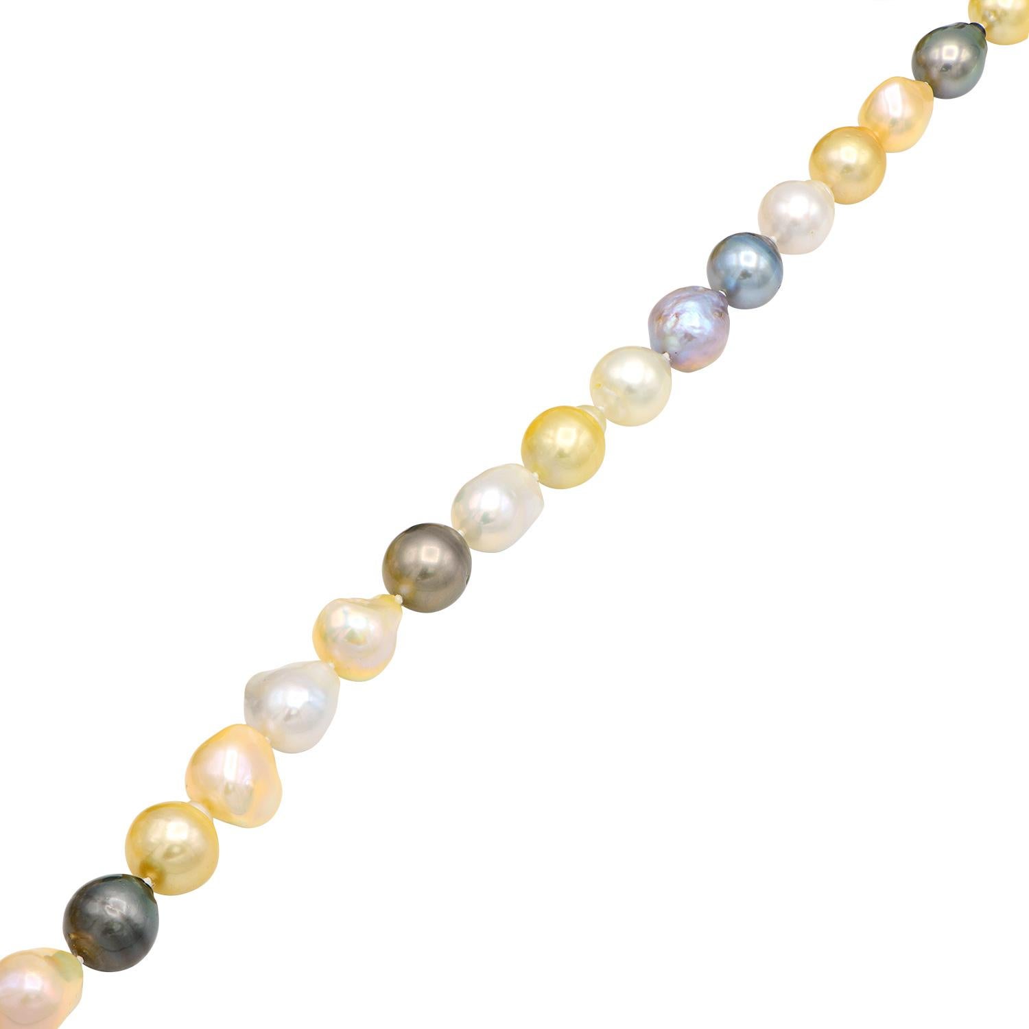 Diese wunderschöne Halskette besteht aus rosa Süßwasserperlen, goldenen und weißen Südseeperlen und schwarzen Tahiti-Perlen. Die Perlen sind alle barock, was sie in ihrer Größe, Form und Farbe einzigartig macht. Die Perlen sind zwischen 13 und 15,8
