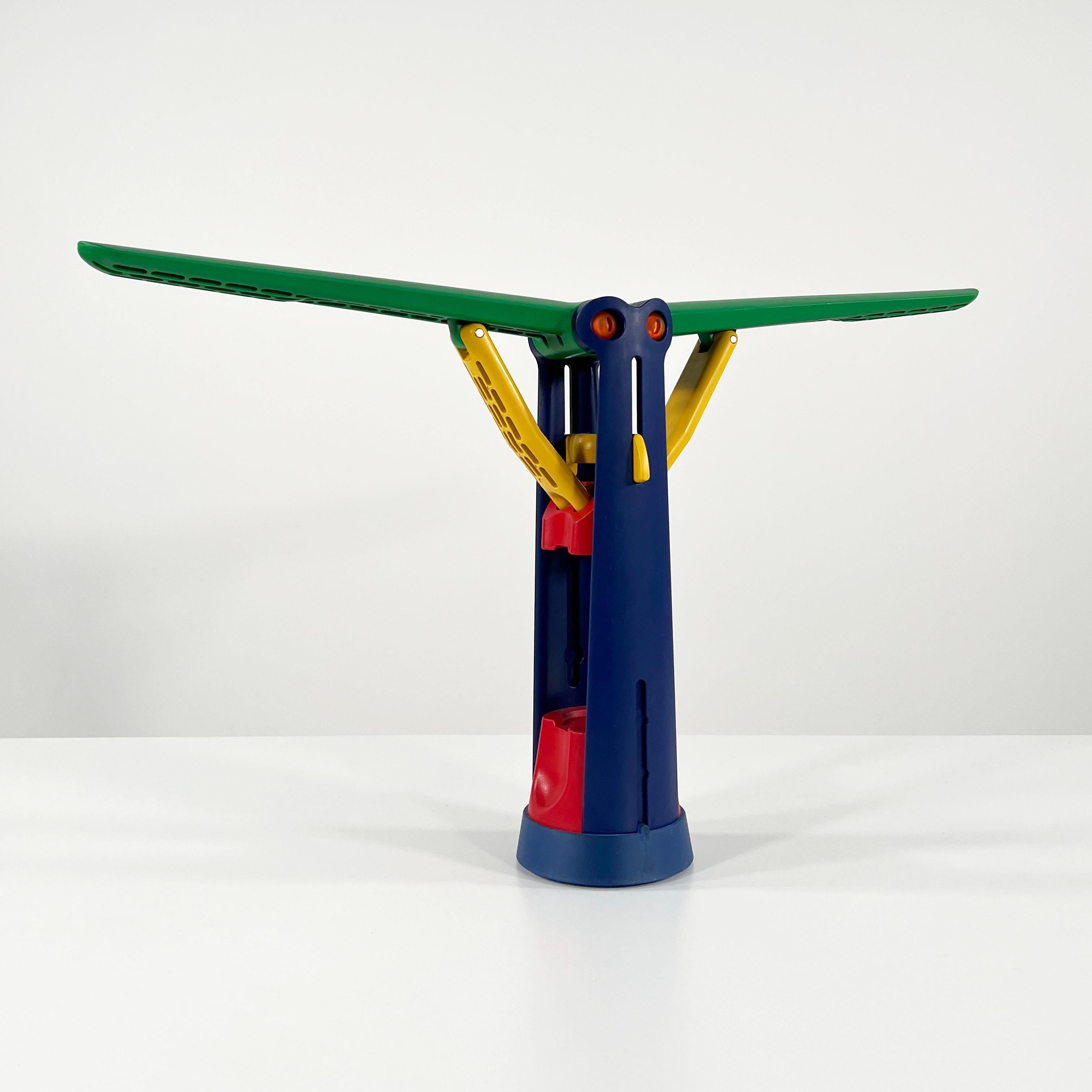 Producteur - Rexite
Designer - Julian Brown
Modèle - Attila 555
Période de conception - années soixante-dix
Mesures - Largeur 13 cm x Profondeur 12 cm x Hauteur 39 cm
Matériaux - Plastique
Couleur - Multicolore 
Condition - Bonne 
Commentaires -