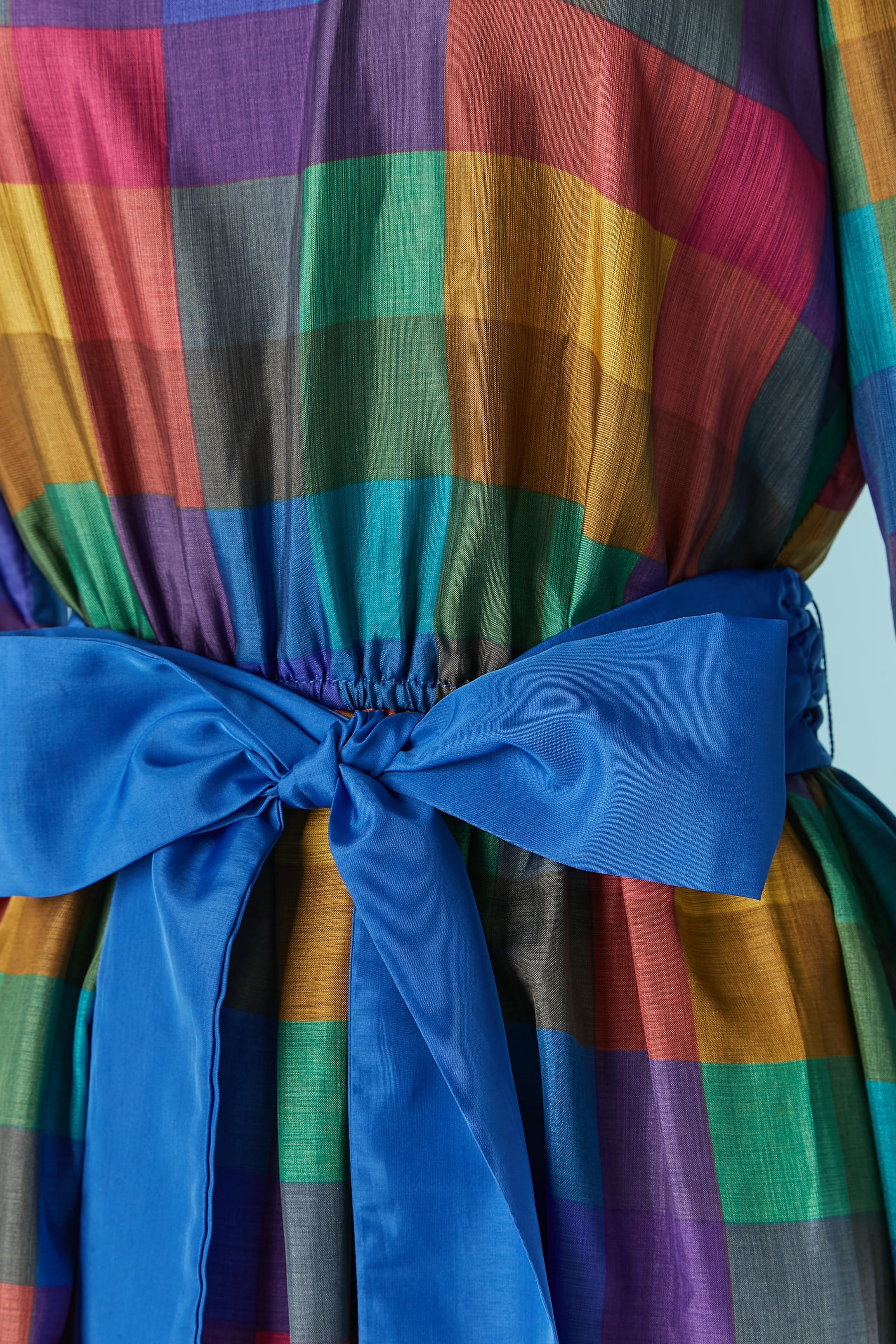 Vestido de cóctel de seda a cuadros multicolor con volantes y cinturón azul Donna Morgan Negro en venta