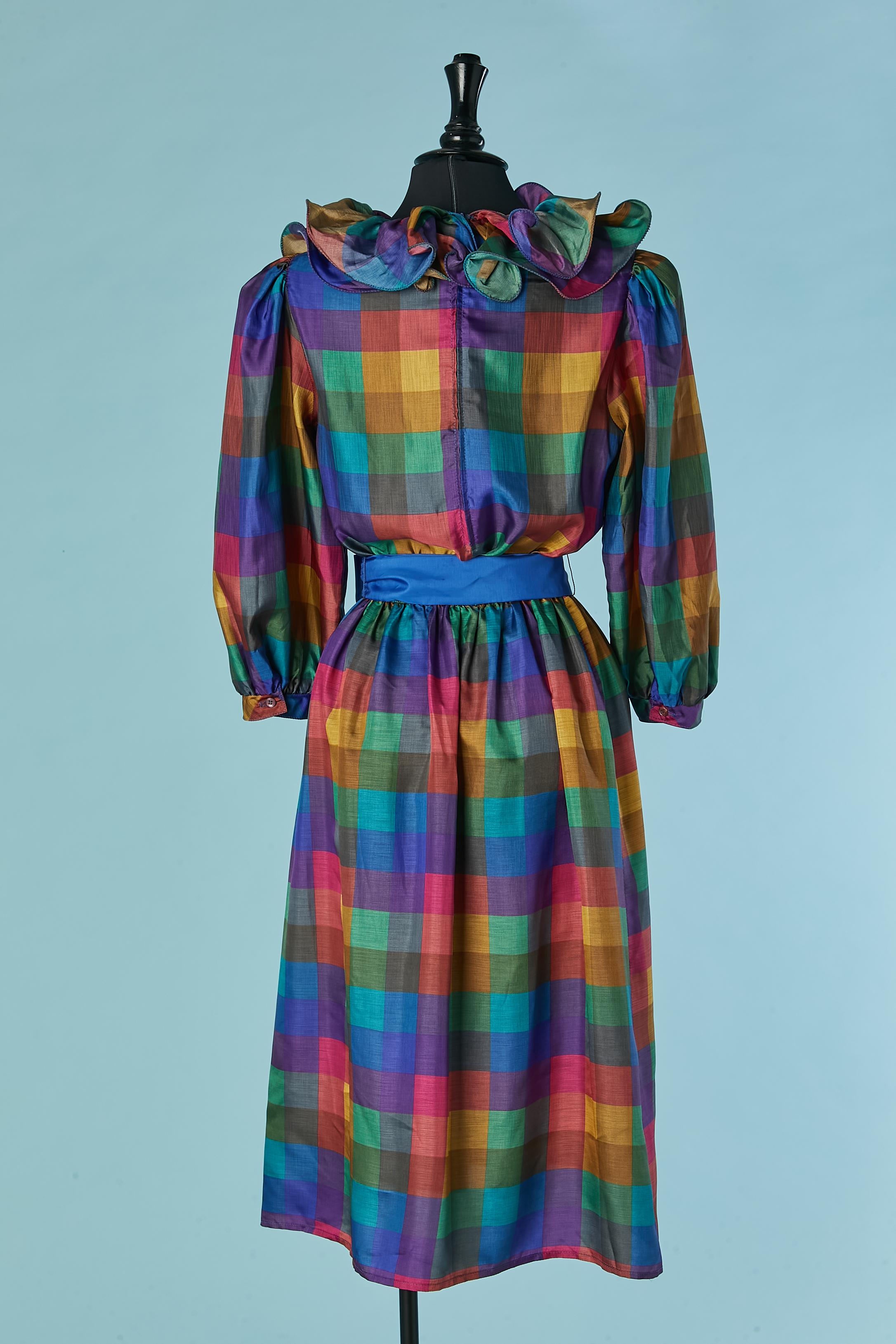 Vestido de cóctel de seda a cuadros multicolor con volantes y cinturón azul Donna Morgan en venta 1
