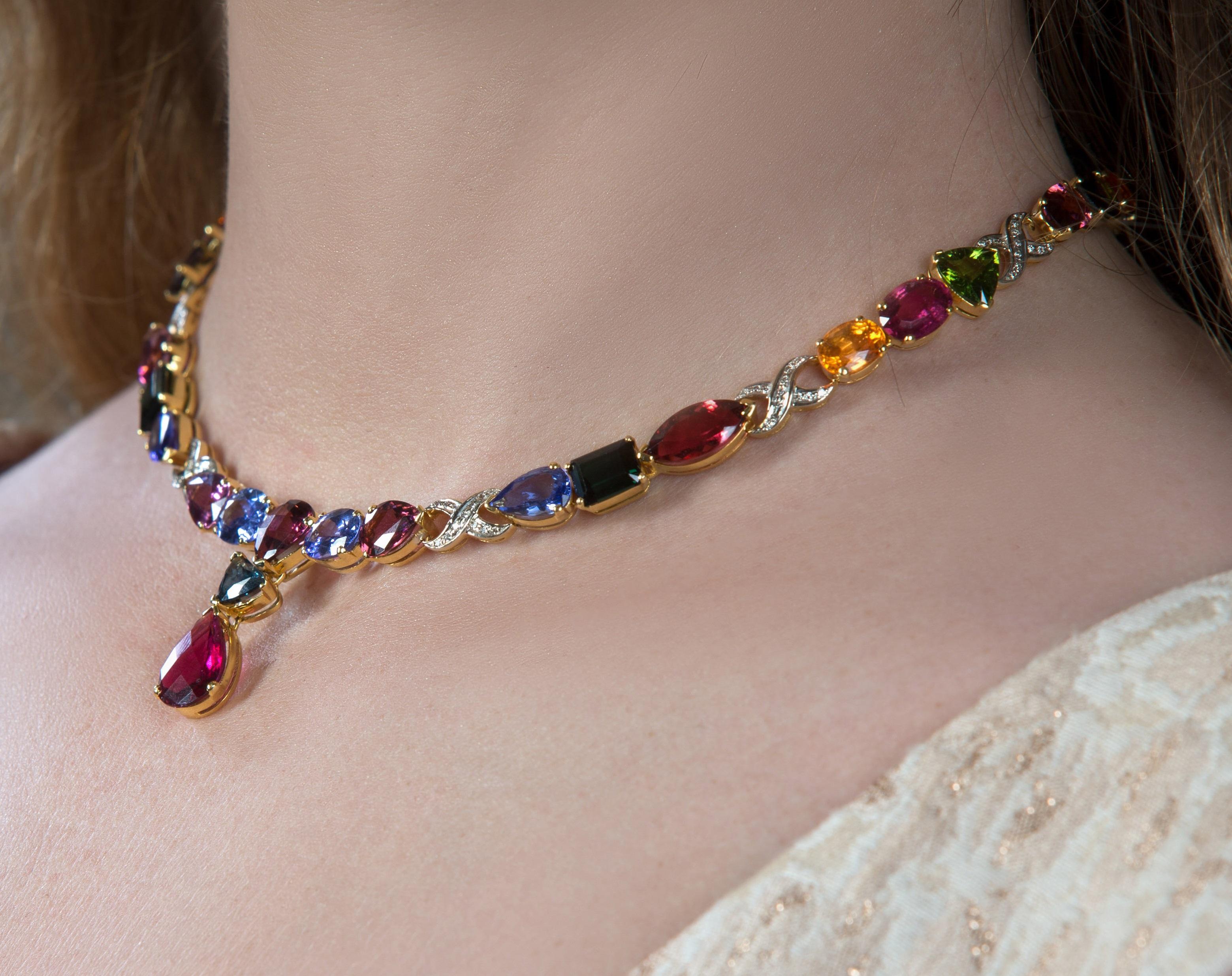 Tresor Diamond Necklace Set verfügt über 0,67 cts Diamant und 59,20 cts Edelstein in 18k Gelbgold. Das Halsketten-Set ist eine Ode an die luxuriöse und doch klassische Schönheit mit funkelnden Diamanten. Ihr zeitgemäßes und modernes Design macht sie