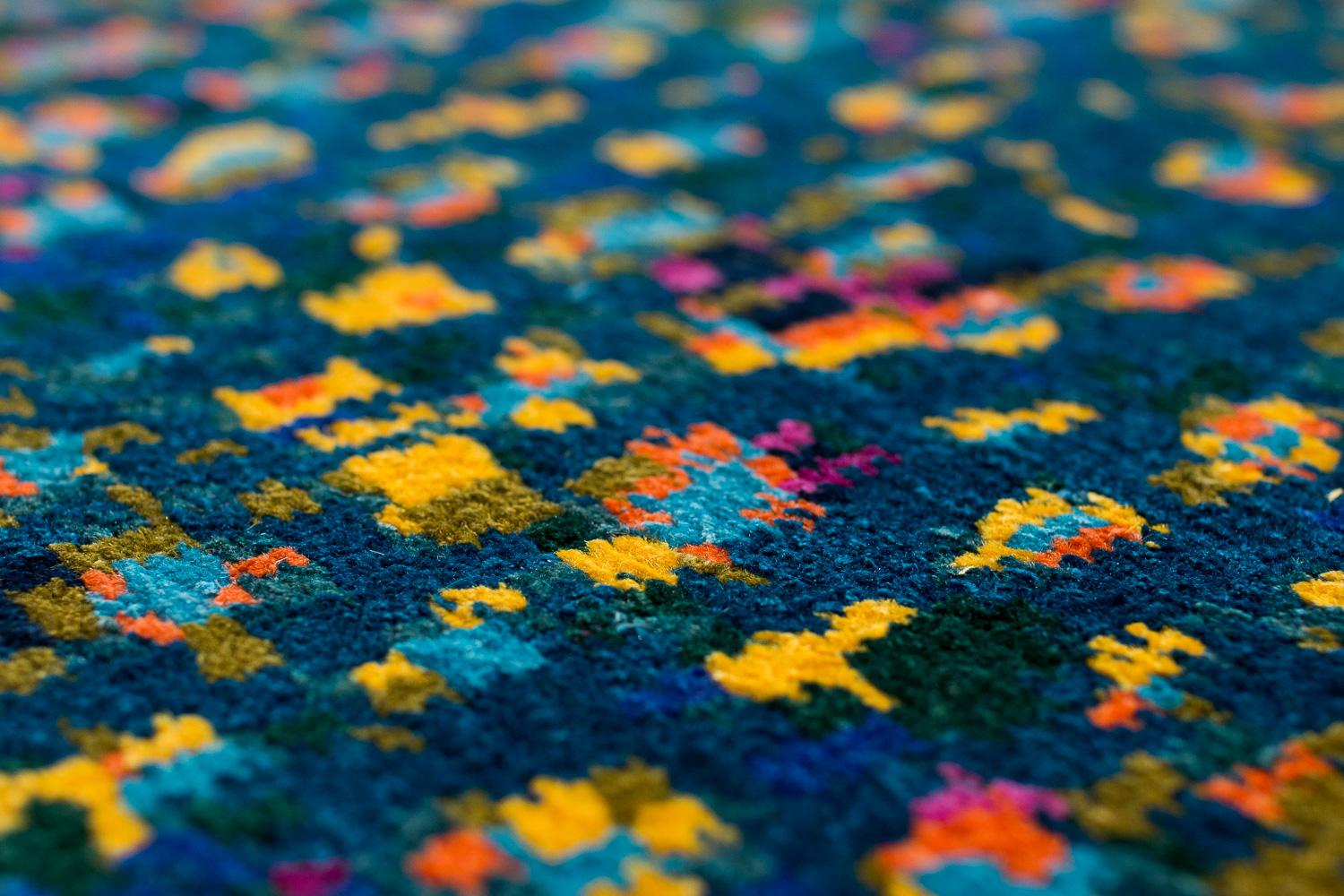 Tappeto per aree astratte in lana e seta Multicolor Contemporary Rishikesh di Joseph Carini in vendita 1