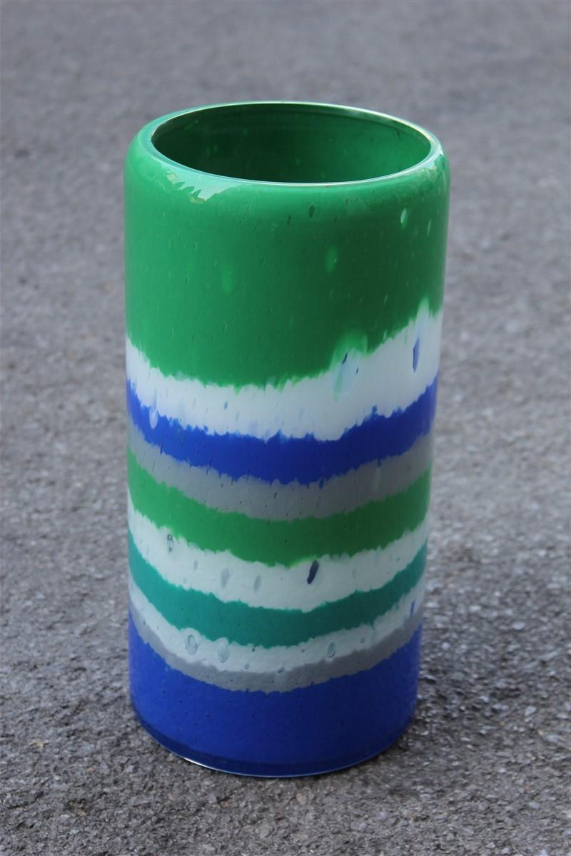 Vase cylindrique multicolore en verre de Murano de conception italienne avec bandes horizontales en vente 1