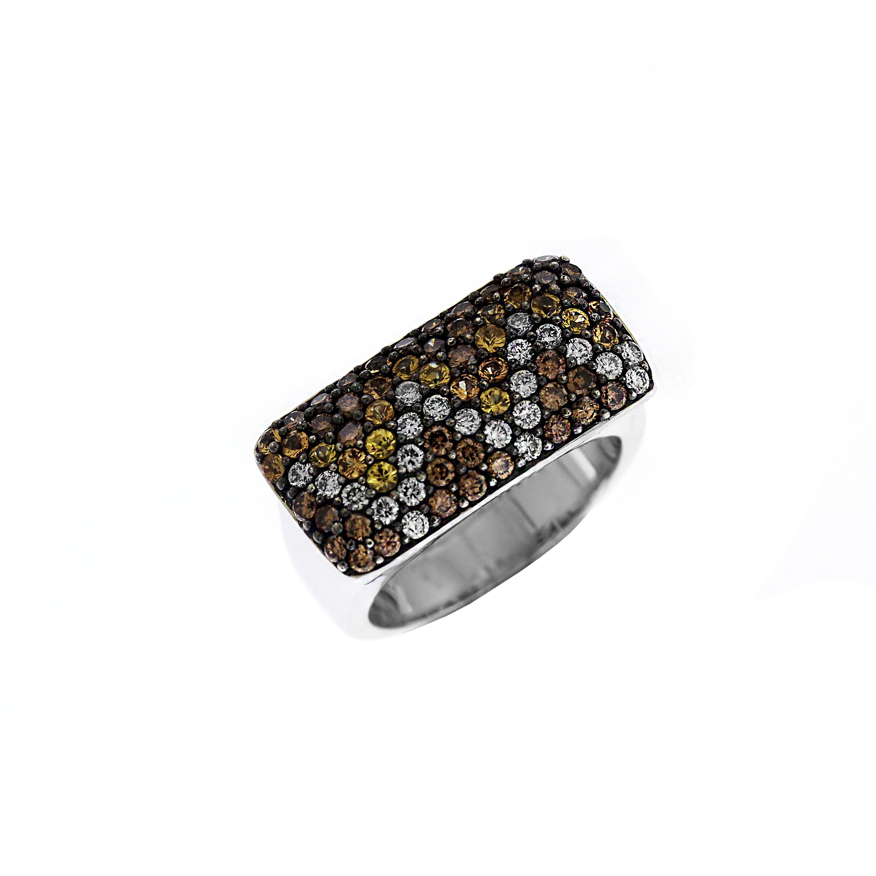 Rechteckiger Ring mit mehrfarbigen Diamanten und Weißgold (Rundschliff) im Angebot