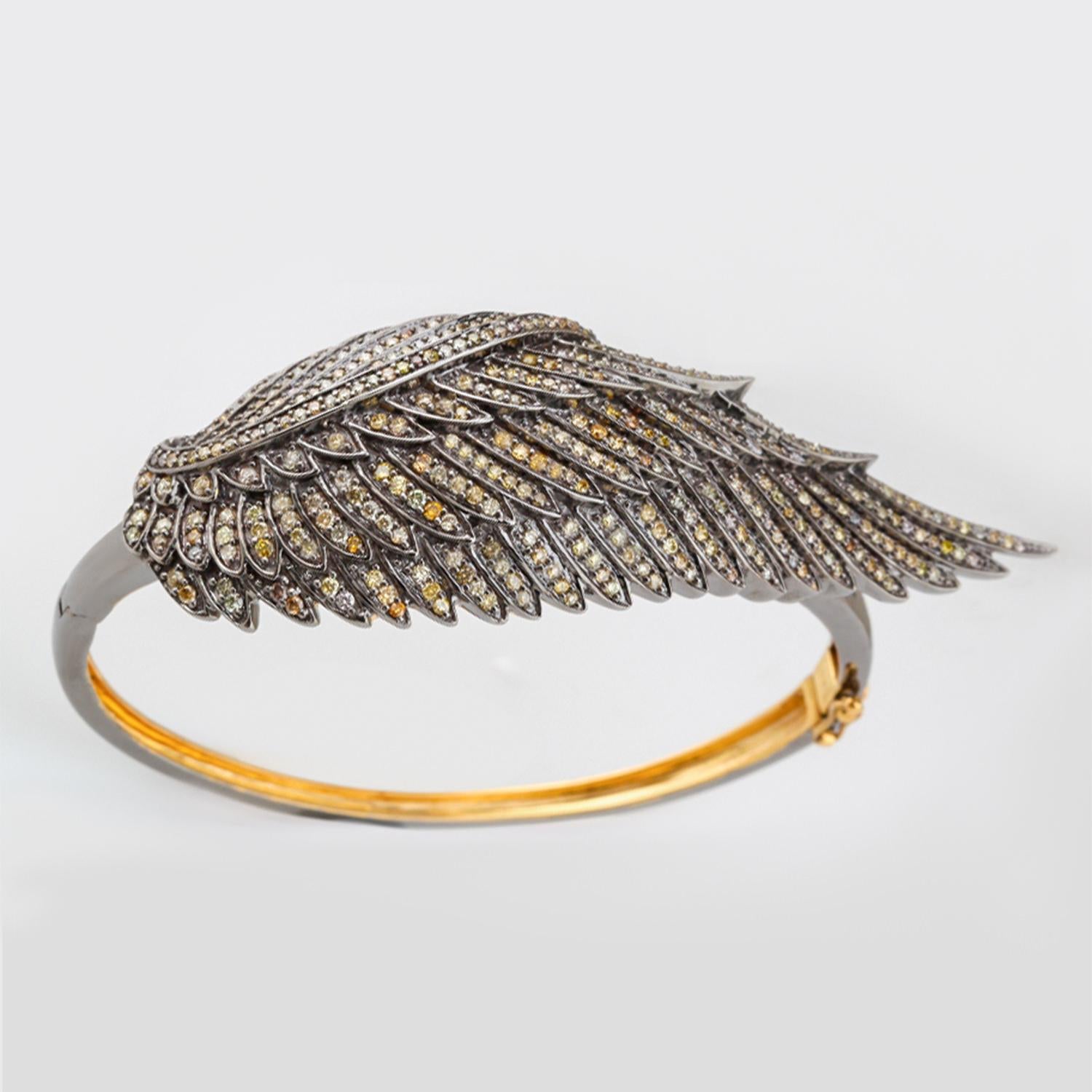 Contemporaneo Bracciale con ali di diamanti multicolore da 2,7 carati in vendita