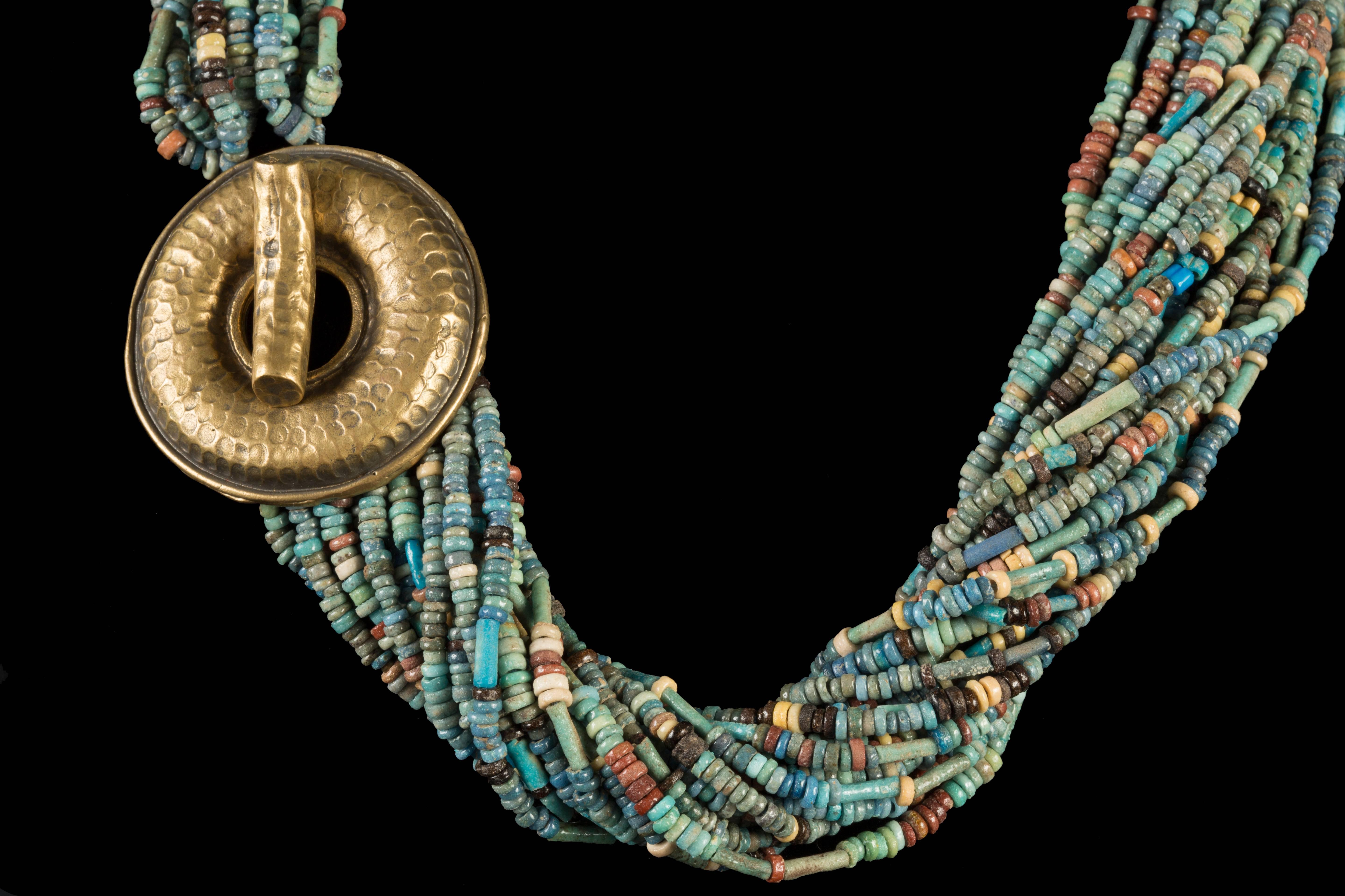 Collier de 20 perles de faïence multicolore de l'Égypte ancienne (2 500 ans) avec des attaches modernes en bronze. 
