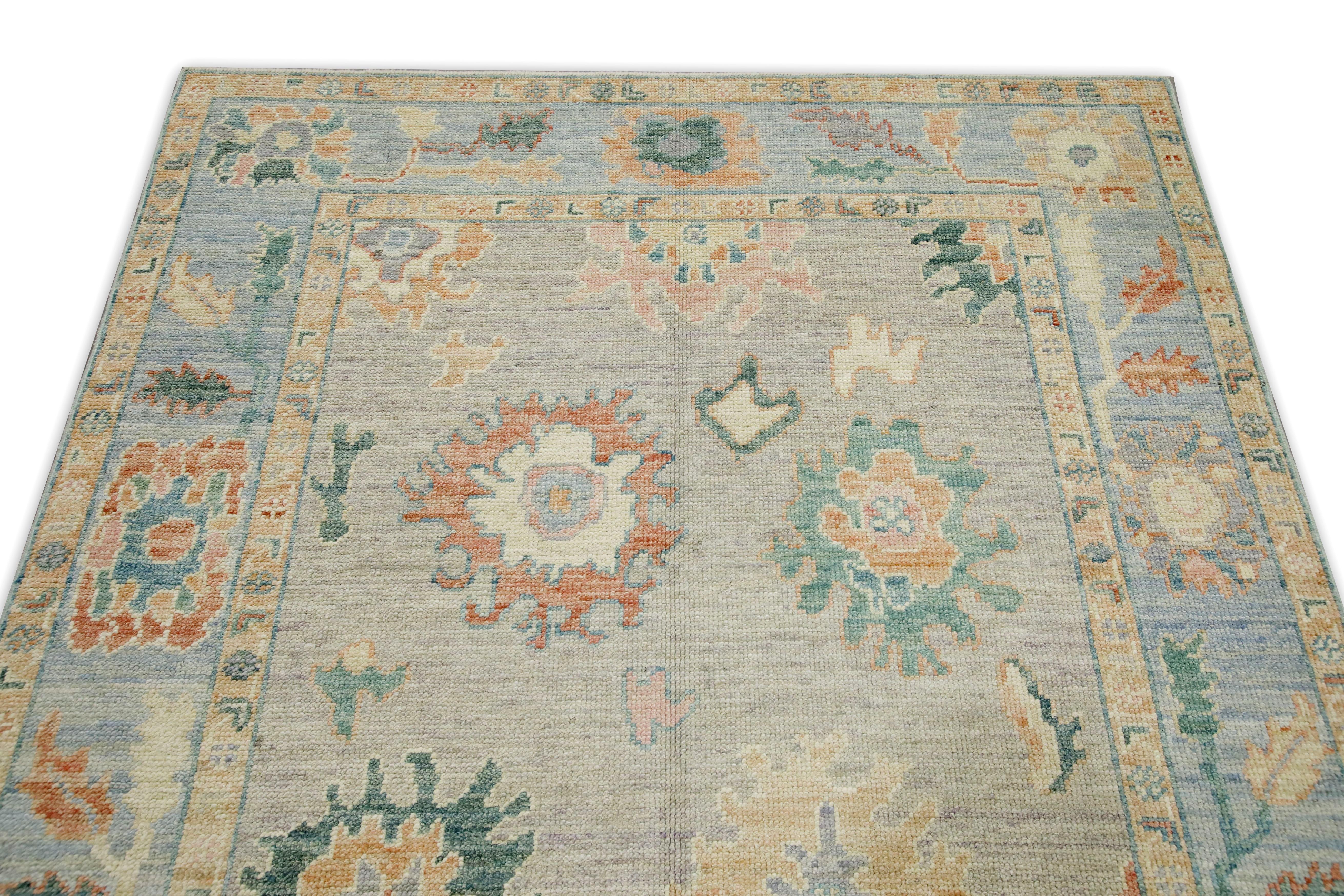 Tintura vegetale Tappeto Oushak turco con disegno floreale multicolore e tessuto a mano in lana. in vendita