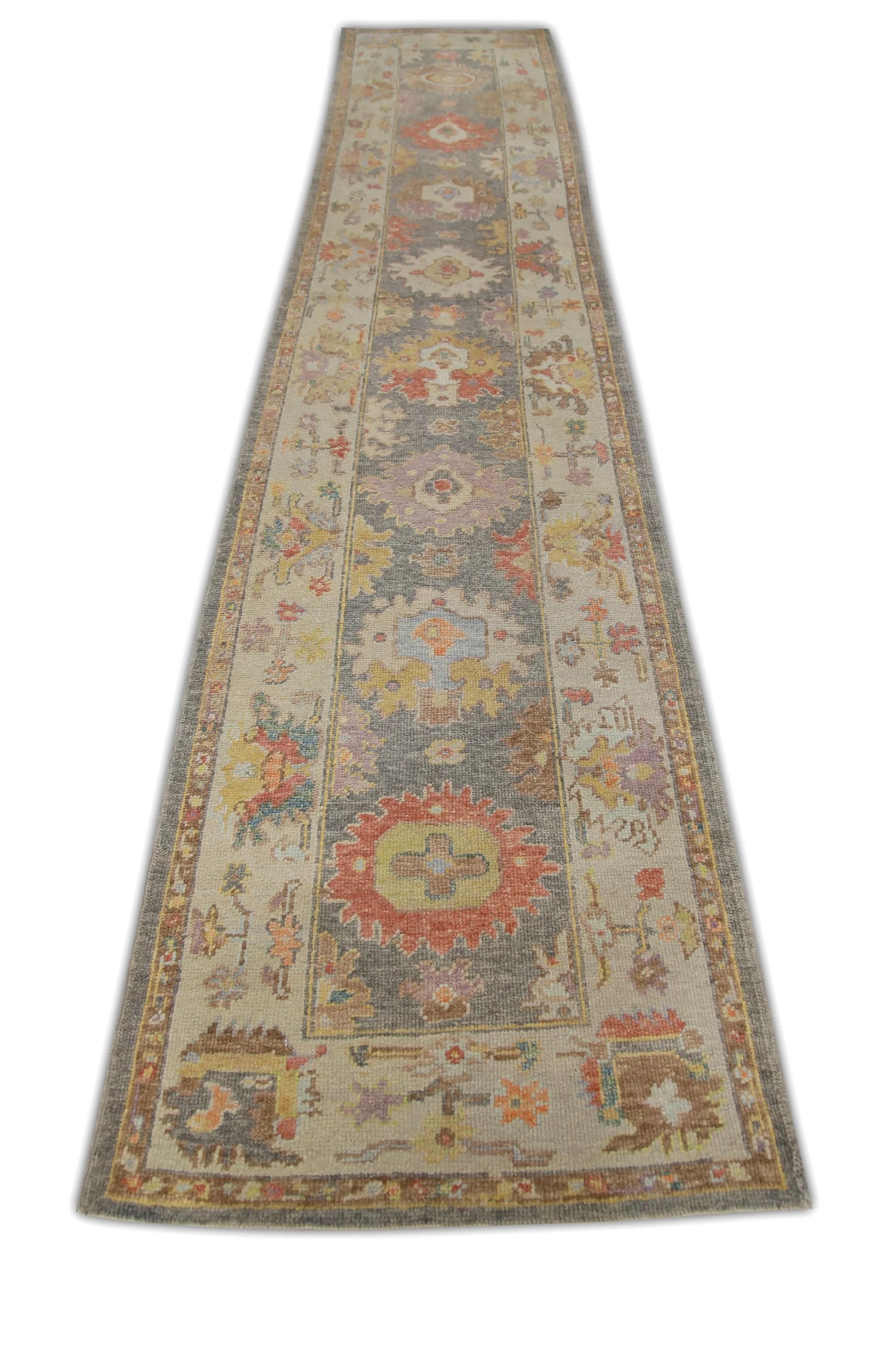 Verwandeln Sie Ihren Raum mit dem exquisiten handgewebten Multicolor Floral Design Turkish Oushak Runner, der 3' x 14'3