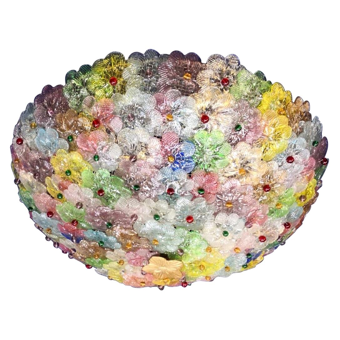 Sorprendente araña italiana de montaje empotrado soplada a mano de mediados de siglo, con flores de cristal multicolor superpuestas, montada sobre un marco palmeado pintado de blanco.
disponibles también un par y un par de apliques.
Medidas:
