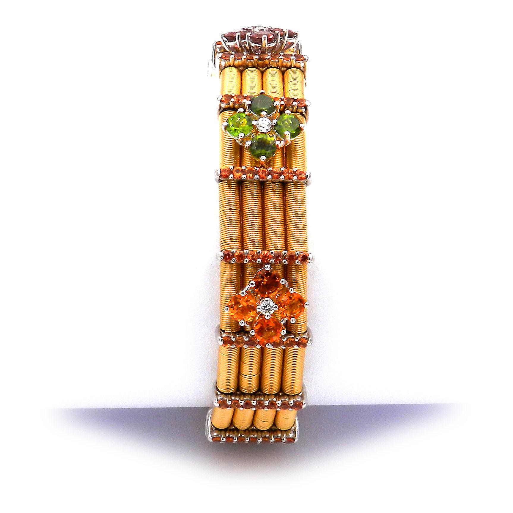 Bracciale elastico in oro 18 carati con gemme multicolori, diamanti, citrini, rubelite e peridoto

Questo splendido bracciale elastico in oro è impreziosito da pietre multicolori. Il bracciale a quattro file è composto da manicotti d'oro da 18