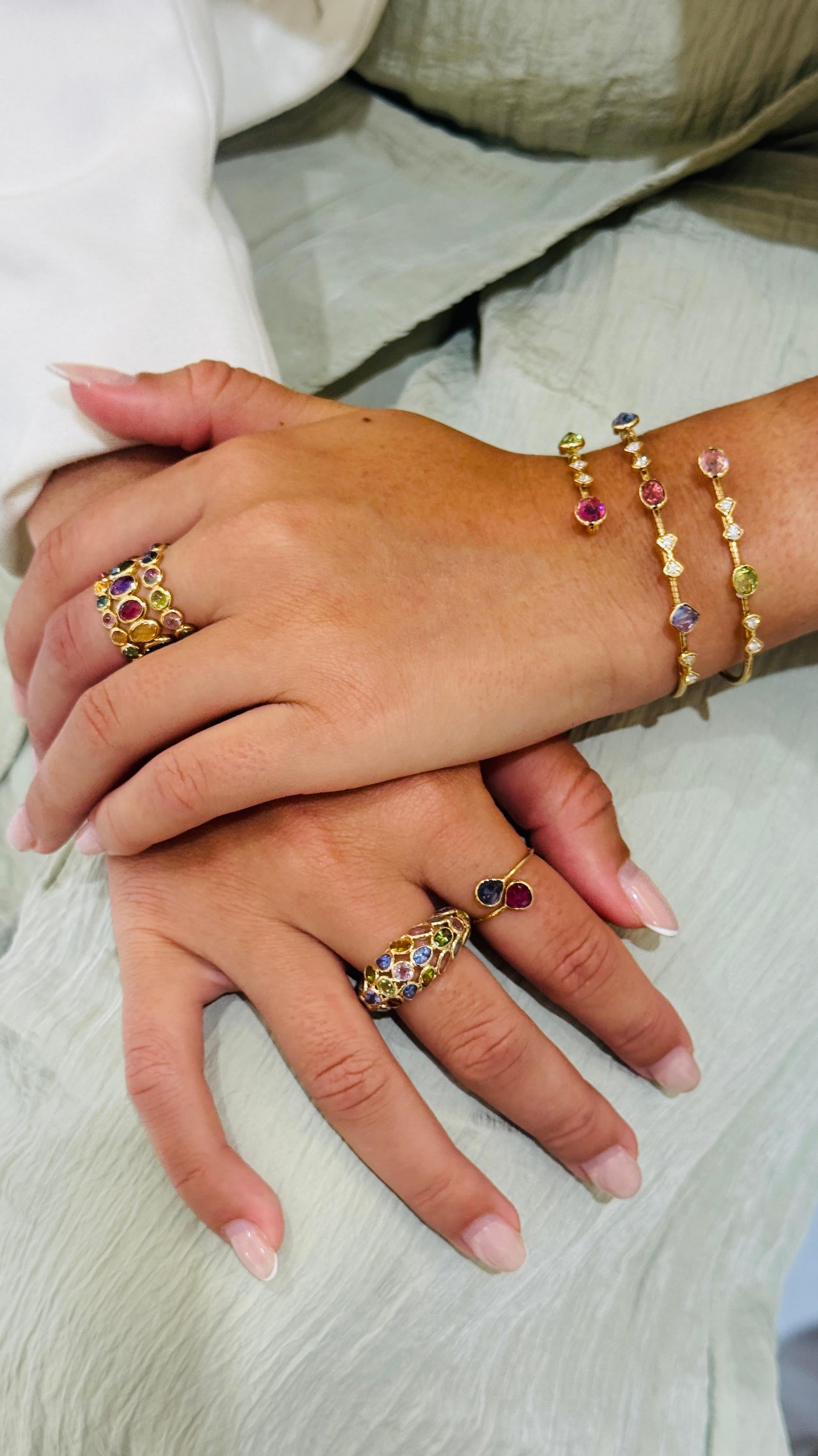 Il bracciale Tresor Multicolor con gemme e diamanti presenta una gemma da 5,85 carati e un diamante da 0,53 carati. Diamante in oro giallo 18 carati. I Bangle sono un'ode alla bellezza lussuosa e classica con diamanti scintillanti. Il loro design