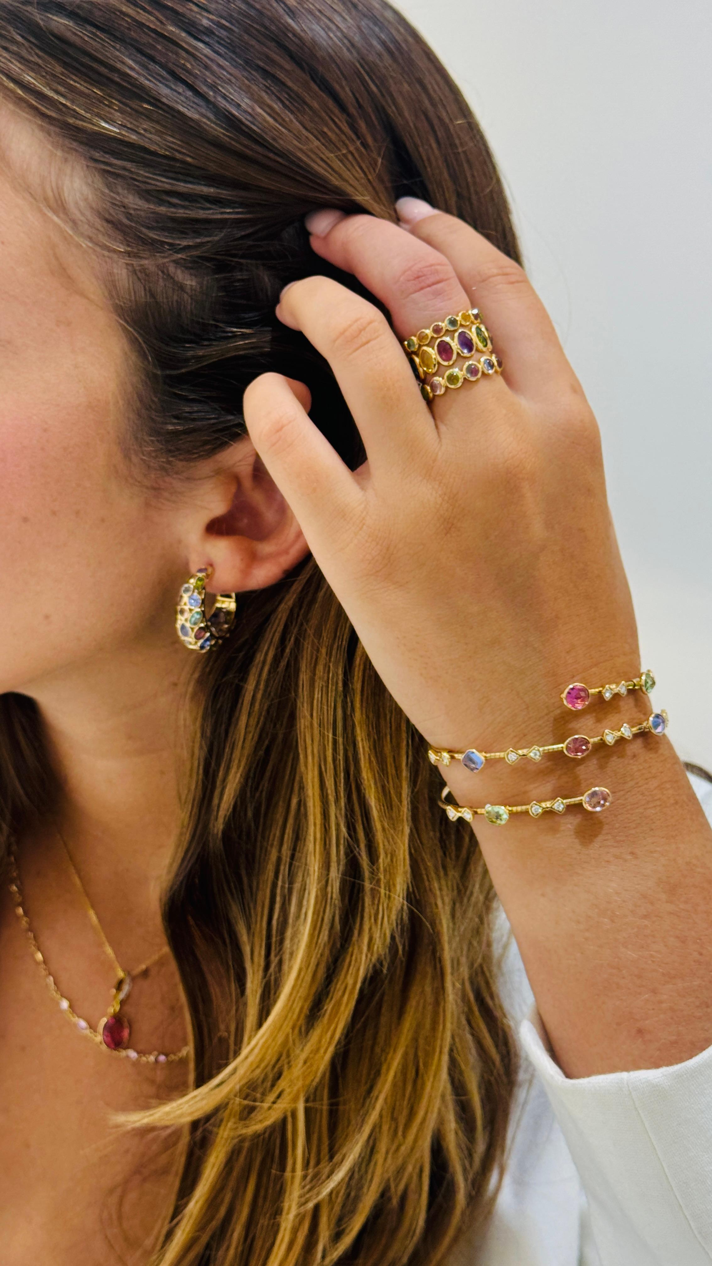 Bracciale sinfonico a due file con pietre multicolori e diamanti in oro giallo 18 carati In condizioni Nuovo in vendita a Coral Gables, FL