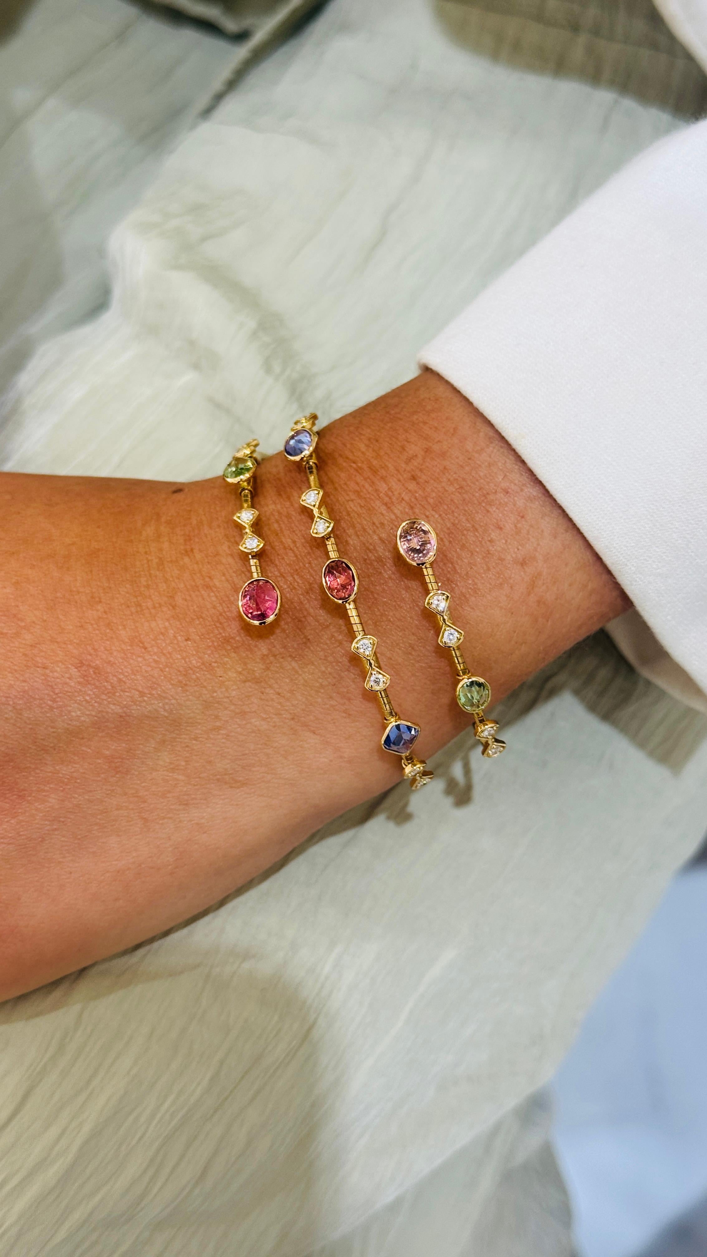 Donna Bracciale sinfonico a due file con pietre multicolori e diamanti in oro giallo 18 carati in vendita
