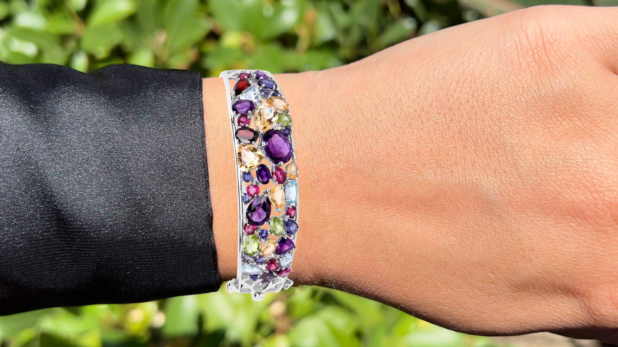 It comes with the Gemological Appraisal by GIA GG/AJP
All gemstones are natural
8 Rhodolite Garnets = 1.96 Carats
12 Iolites = 1.42 Carats
7 Citrines = 5.25 Carats
2 Peridots = 0.75 Carats
Amethyst = 1.32 Carats
Metal: Rhodium Plated Sterling