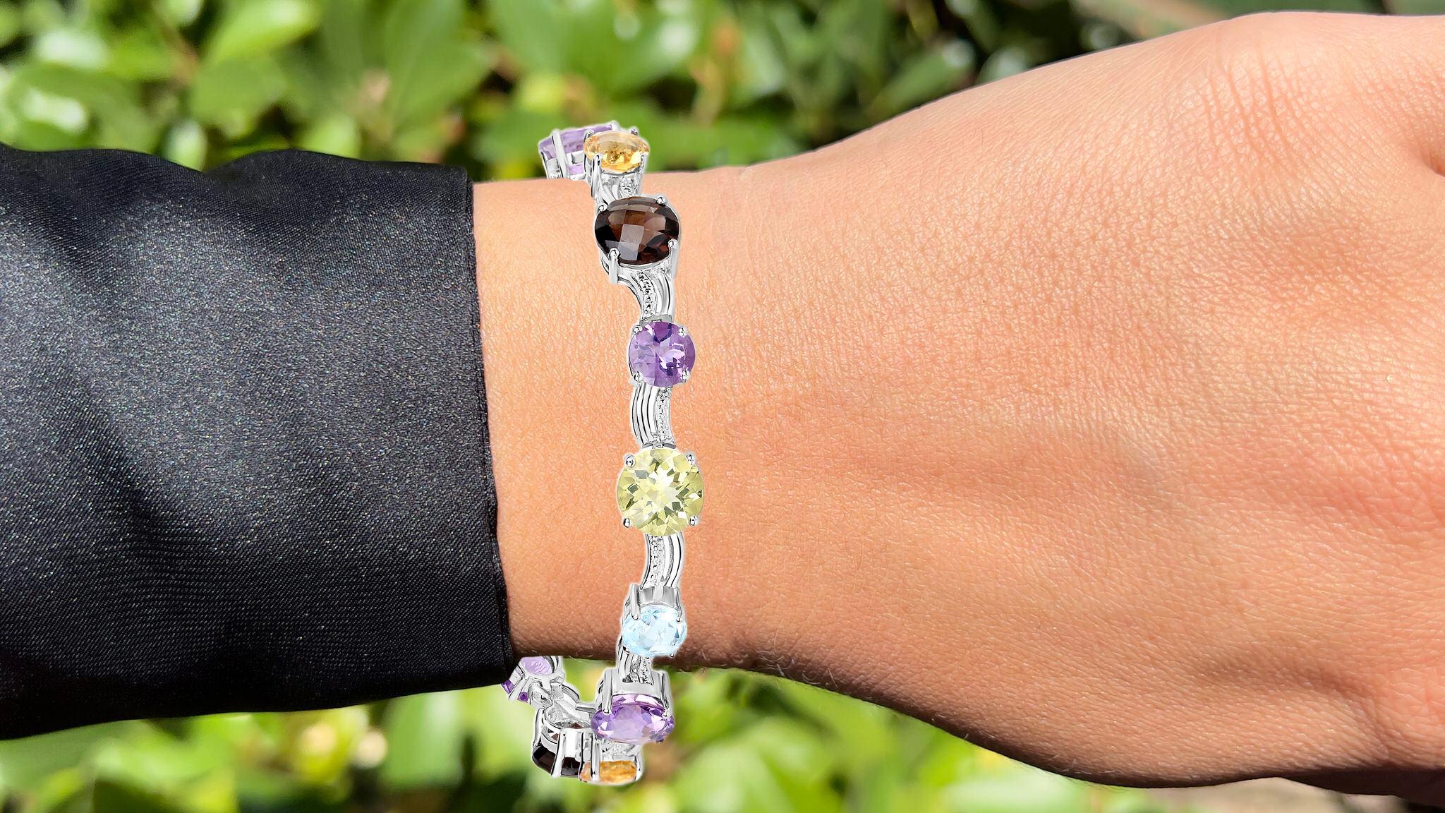 Es kommt mit dem Gemmologischen Gutachten von GIA GG/AJP
Alle Edelsteine sind natürlich
5 Amethyste = 8,15 Karat
2 Blauer Topas = 3,40 Karat
2 Zitrine = 2,30 Karat
2 Rauchquarz = 5,25 Karat
3 Zitronenquarz = 7,30 Karat
Metall: Rhodiniertes Sterling