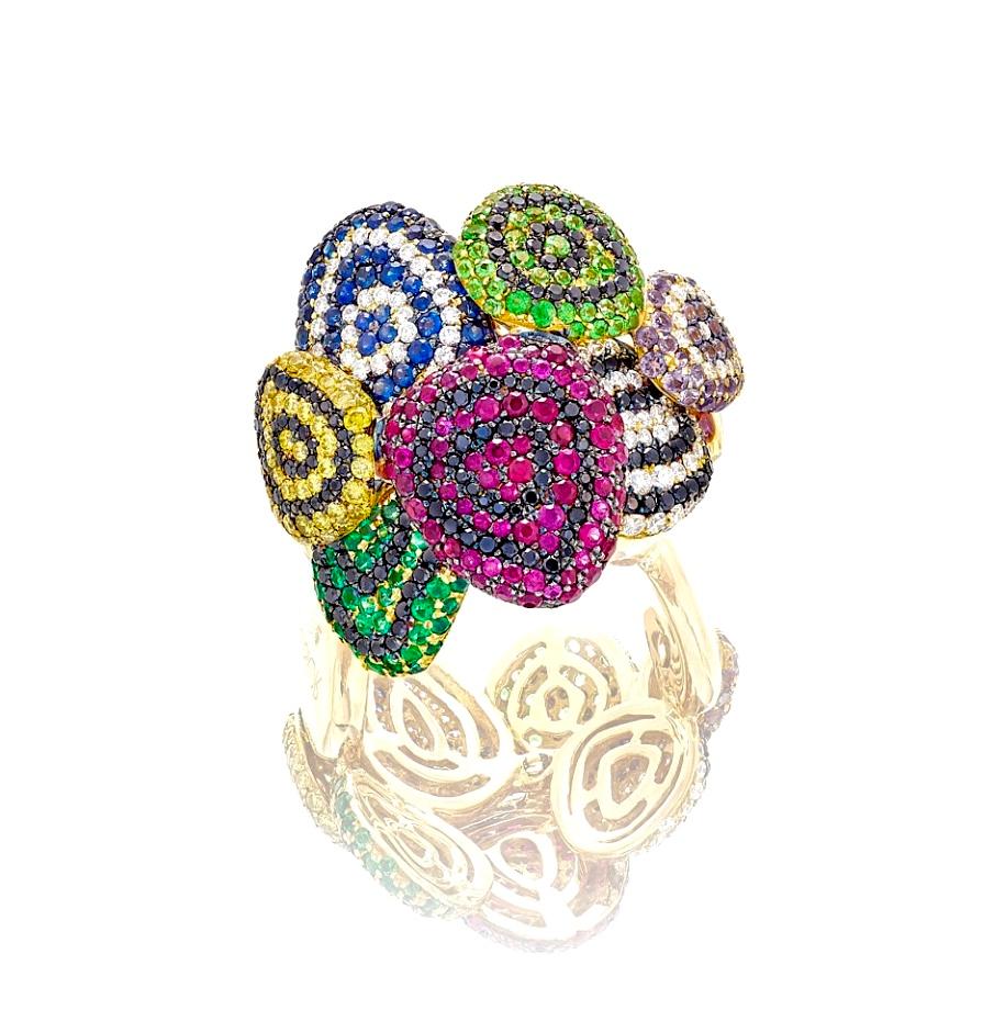 Rosior Cocktail Ring manufactured in Yellow Gold and setted with:
- 84 White Diamonds with 0,42 ct;
- 153 Black Diamonds with 0,58 ct;
- 47 Yellow Diamonds with 0,47 ct;
- 41 Emeralds with 0,25 ct;
- 82 Rubies with 0,72 ct;
- 52 Tsavorites with 0,37