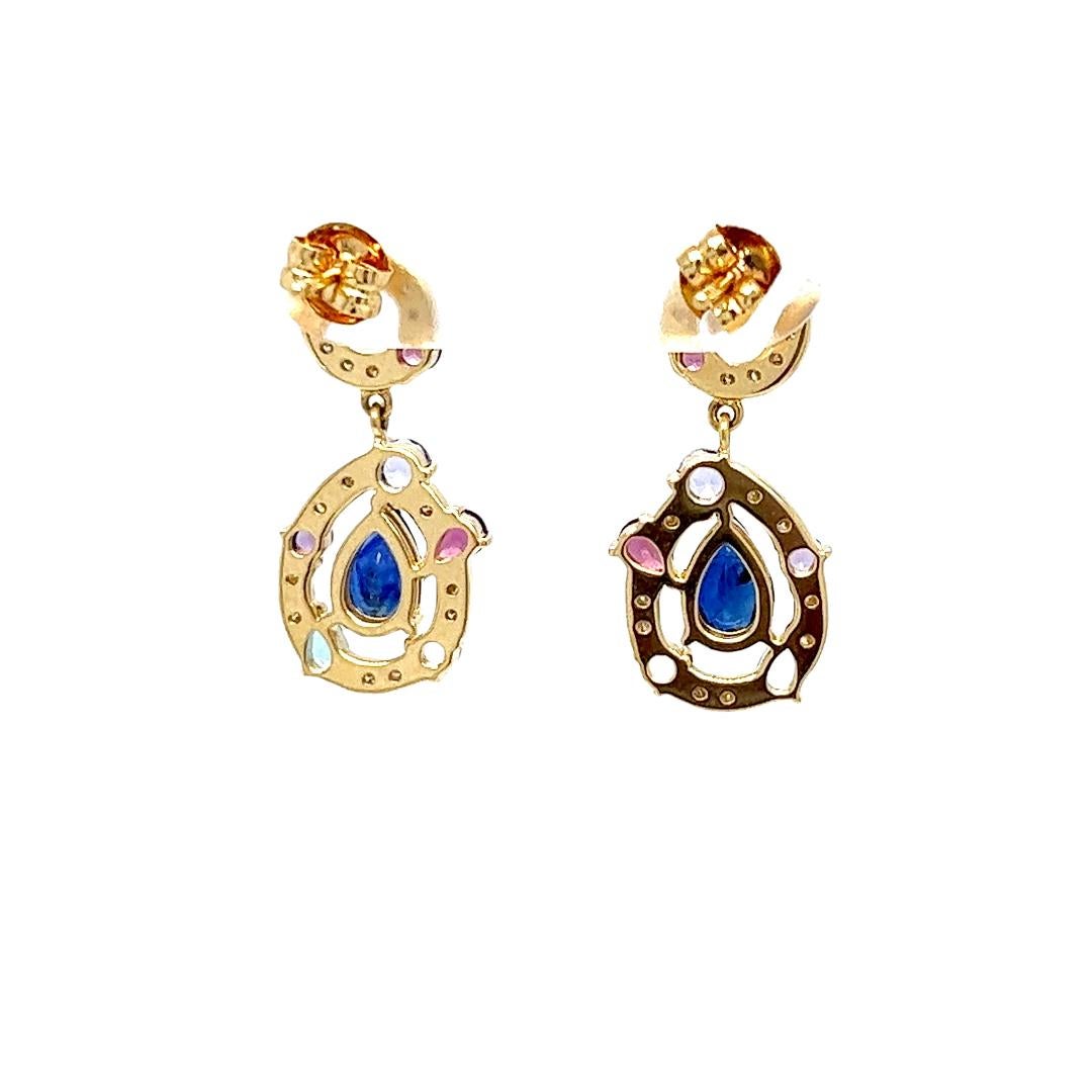 Pendientes colgantes de oro amarillo de 18 quilates con 2 zafiros talla pera que suman 0,60 quilates, acentuados por diamantes redondos, amatista, tanzanita, topacio azul, granate y labradorita. Diseño colgante de 0,8 pulgadas de largo. Incluye el