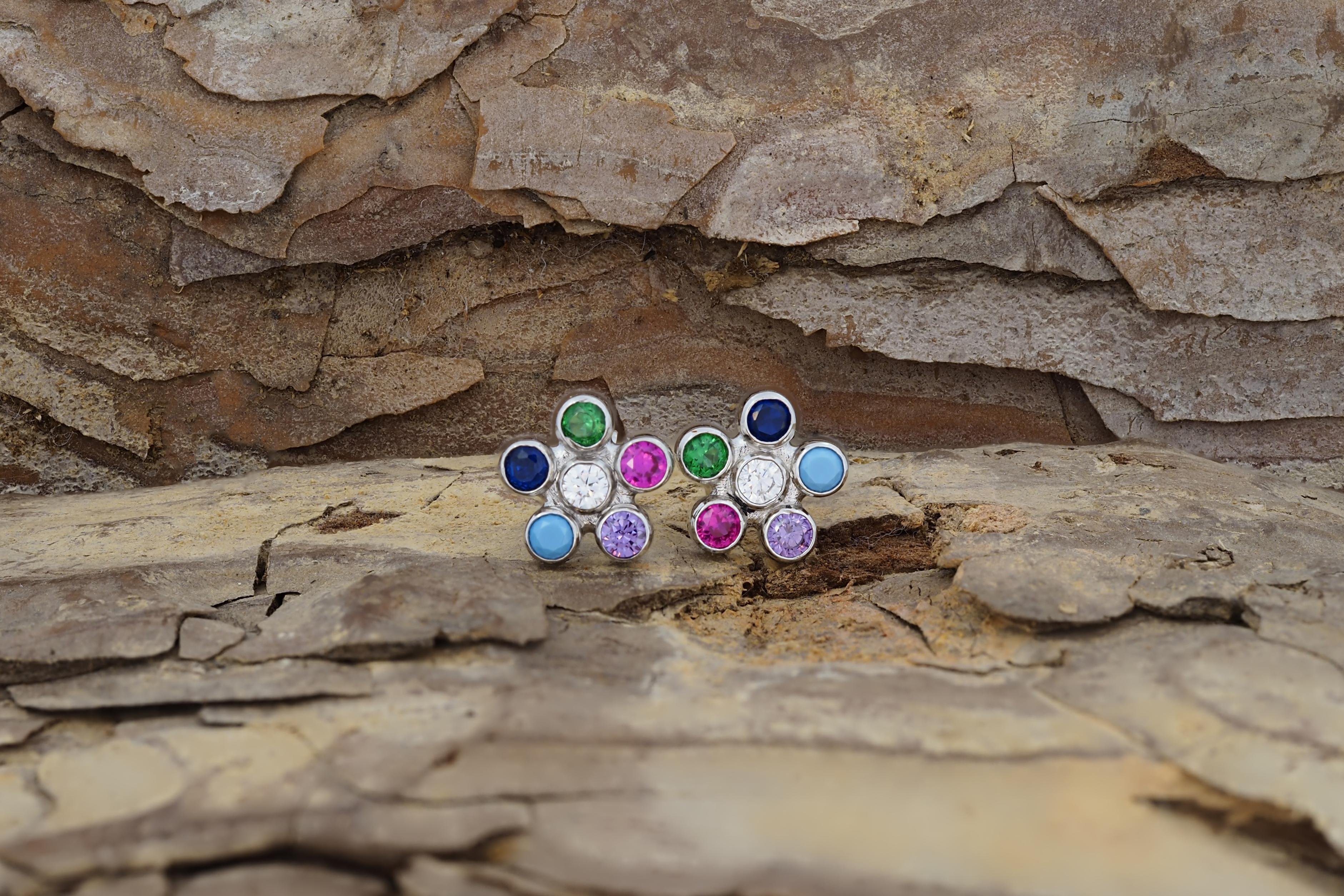 Mehrfarbige Edelstein-Ohrstecker aus 14k Gold. Kleine Mädchen-Ohrringe aus Gold. Goldohrringe mit Glücksblume. Blumenmädchen-Ohrringe. Niedliche Kinder-Blumen-Anhänger.
Schöne Ohrringe für das tägliche Tragen.

Metall: 14 Karat Gold.
Gewicht: 2