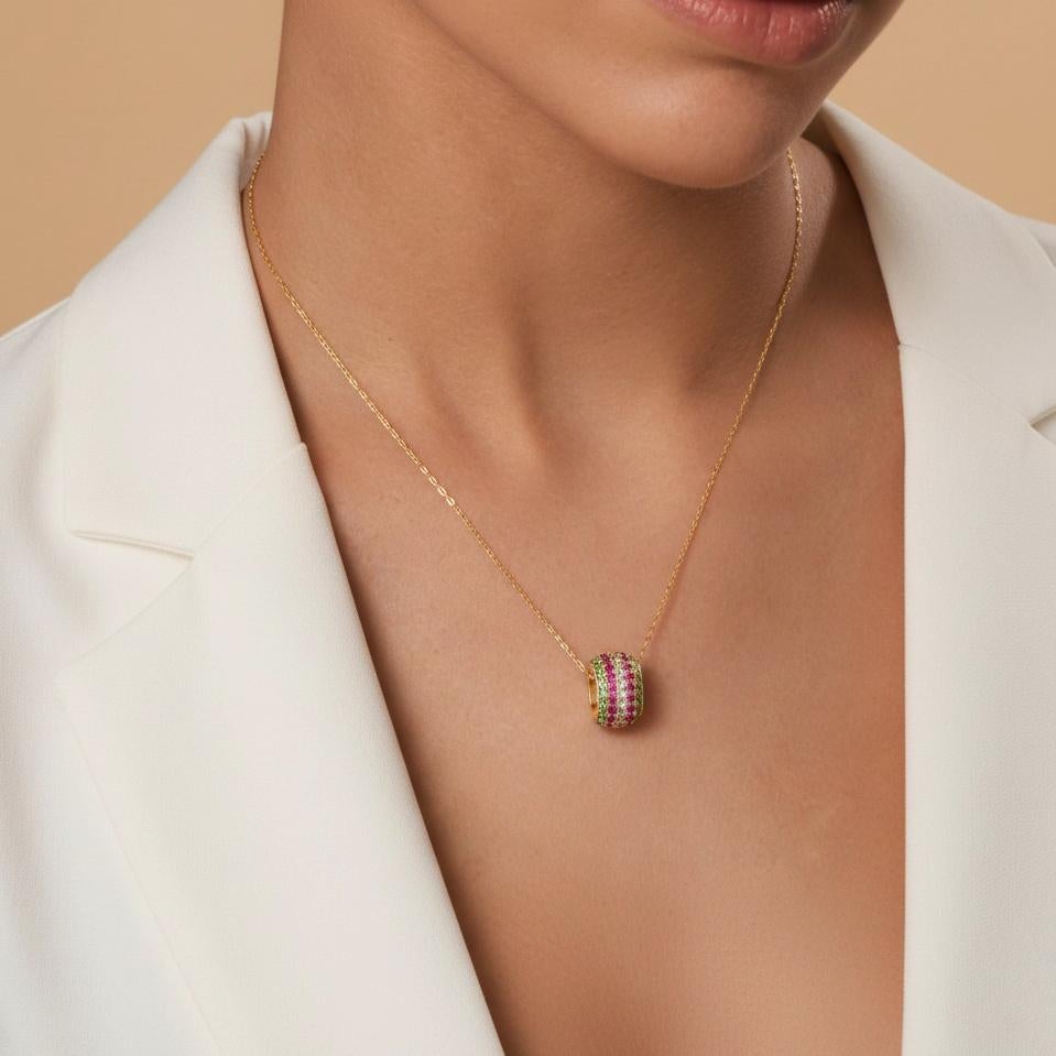 Ein strahlendes Fest der Farben und der Handwerkskunst: Diese Multicolor-Edelstein-Pavé-Halskette mit Barrel-Anhänger fängt Freude und Raffinesse in jedem Detail ein. Der aus 14 Karat Gelbgold (auf Anfrage auch in 18 Karat erhältlich) gefertigte