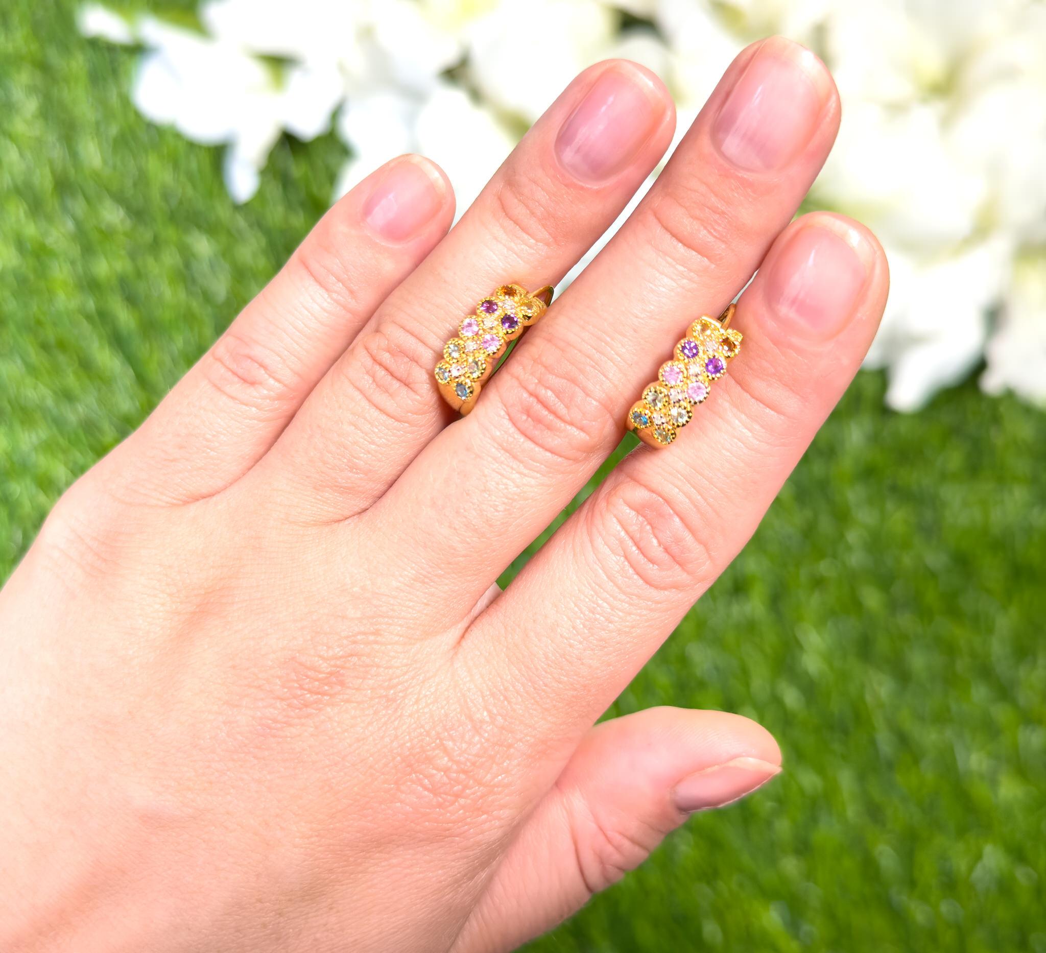Créoles en pierres multicolores avec diamants plaquées or jaune 18K Excellent état - En vente à Aliso Viejo, CA