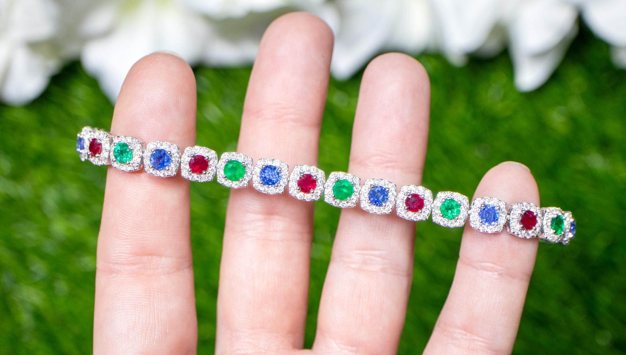 Contemporain Bracelet en or 18 carats avec pierres de genre multicolores, rubis, émeraude, saphir et diamant 11 carats en vente