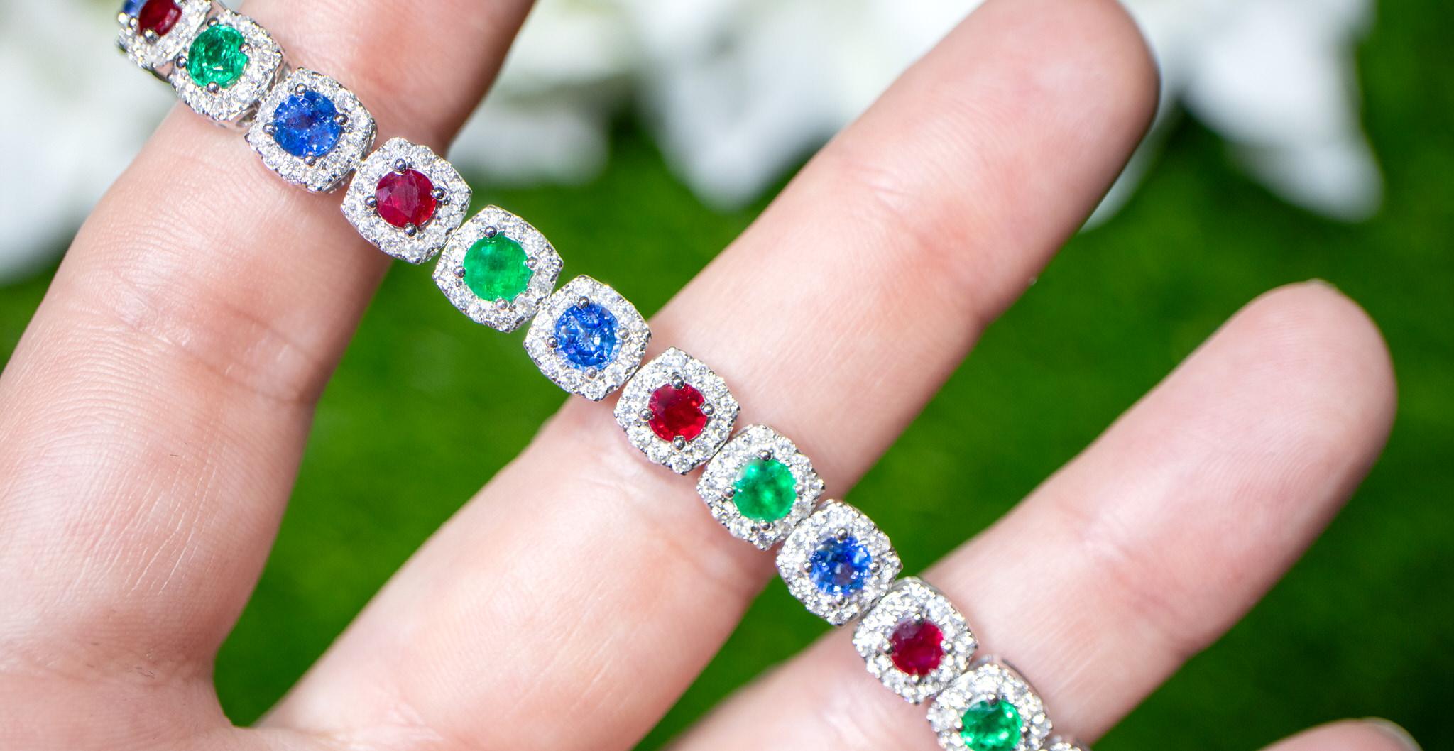 Bracelet en or 18 carats avec pierres de genre multicolores, rubis, émeraude, saphir et diamant 11 carats Excellent état - En vente à Laguna Niguel, CA