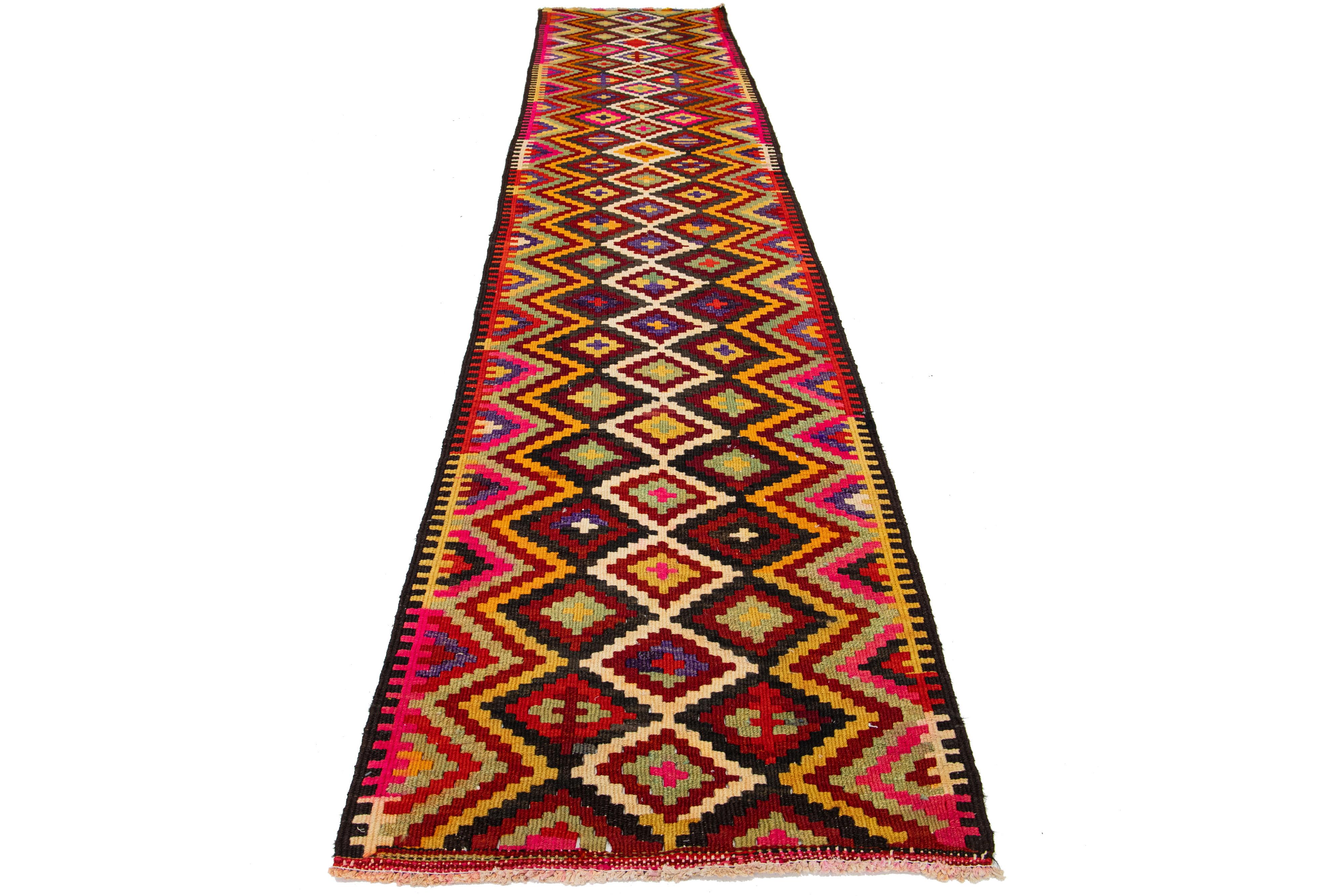 Il s'agit d'un tapis kilim en laine tissé à plat, fait à la main, avec un champ multicolore. Le tapis arbore un design géométrique sur tout le pourtour qui ajoute à son attrait esthétique.

Ce tapis mesure 2'11
