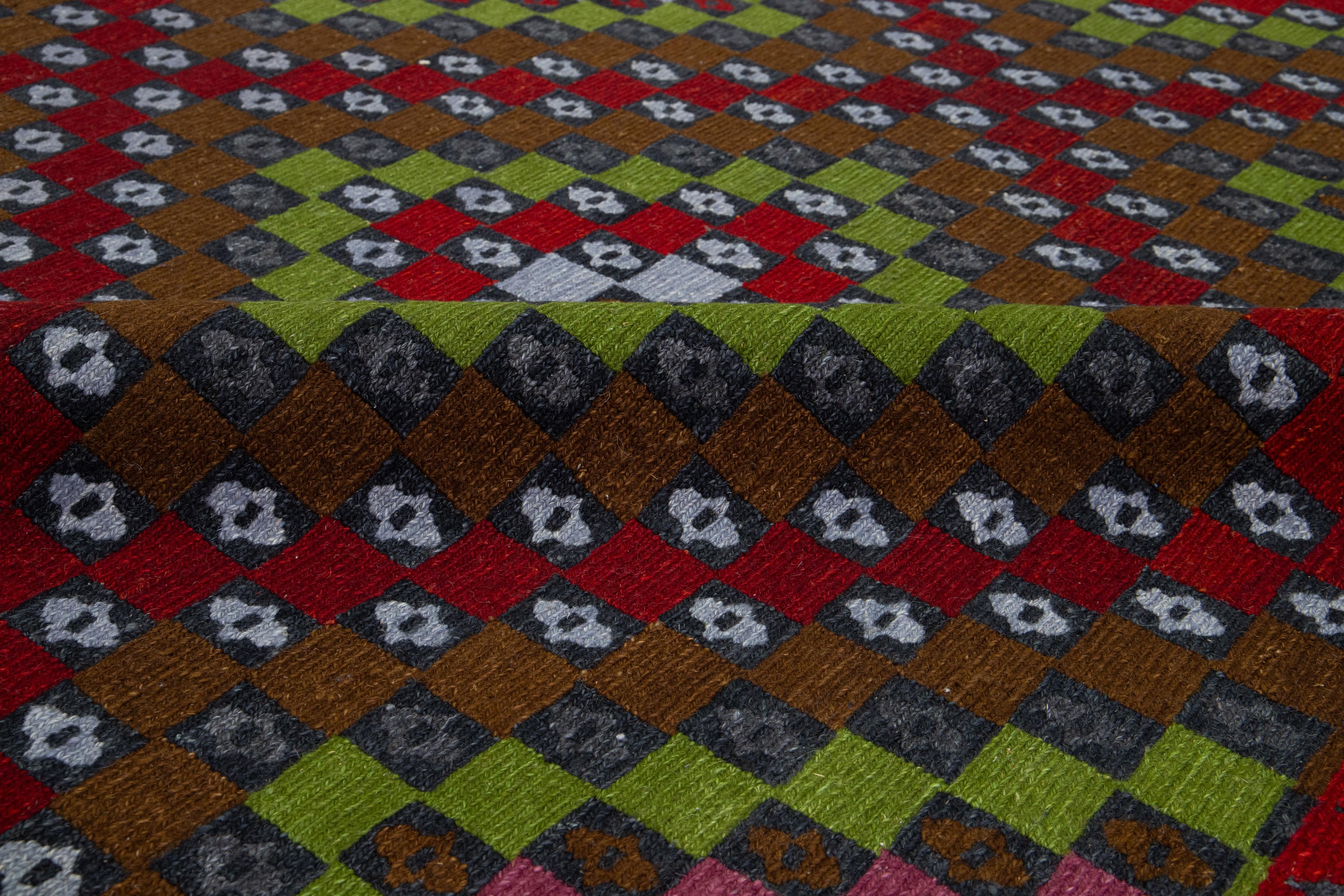 Annodato a mano Tappeto Soumak moderno geometrico multicolore in lana in vendita