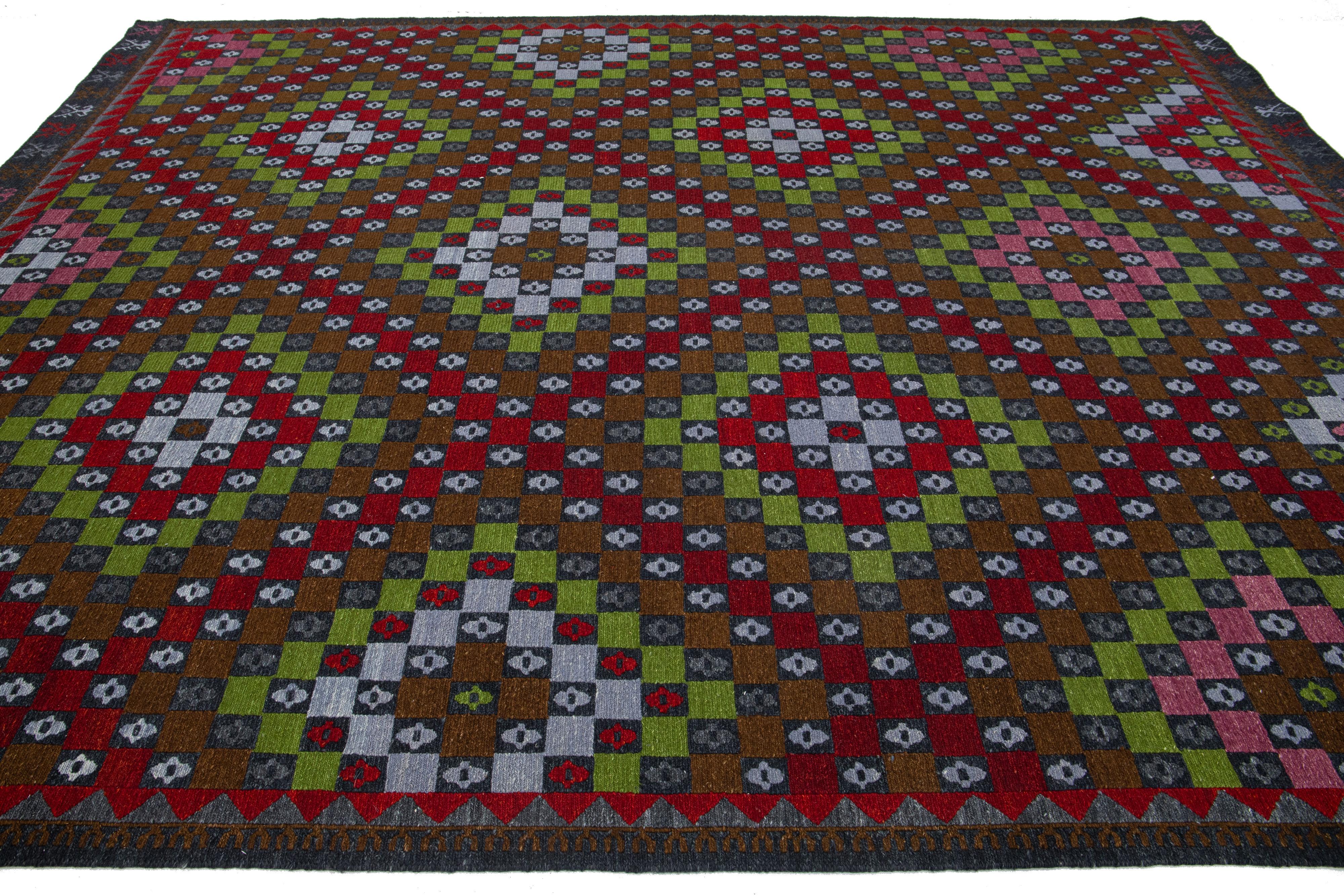 Tappeto Soumak moderno geometrico multicolore in lana in vendita 1