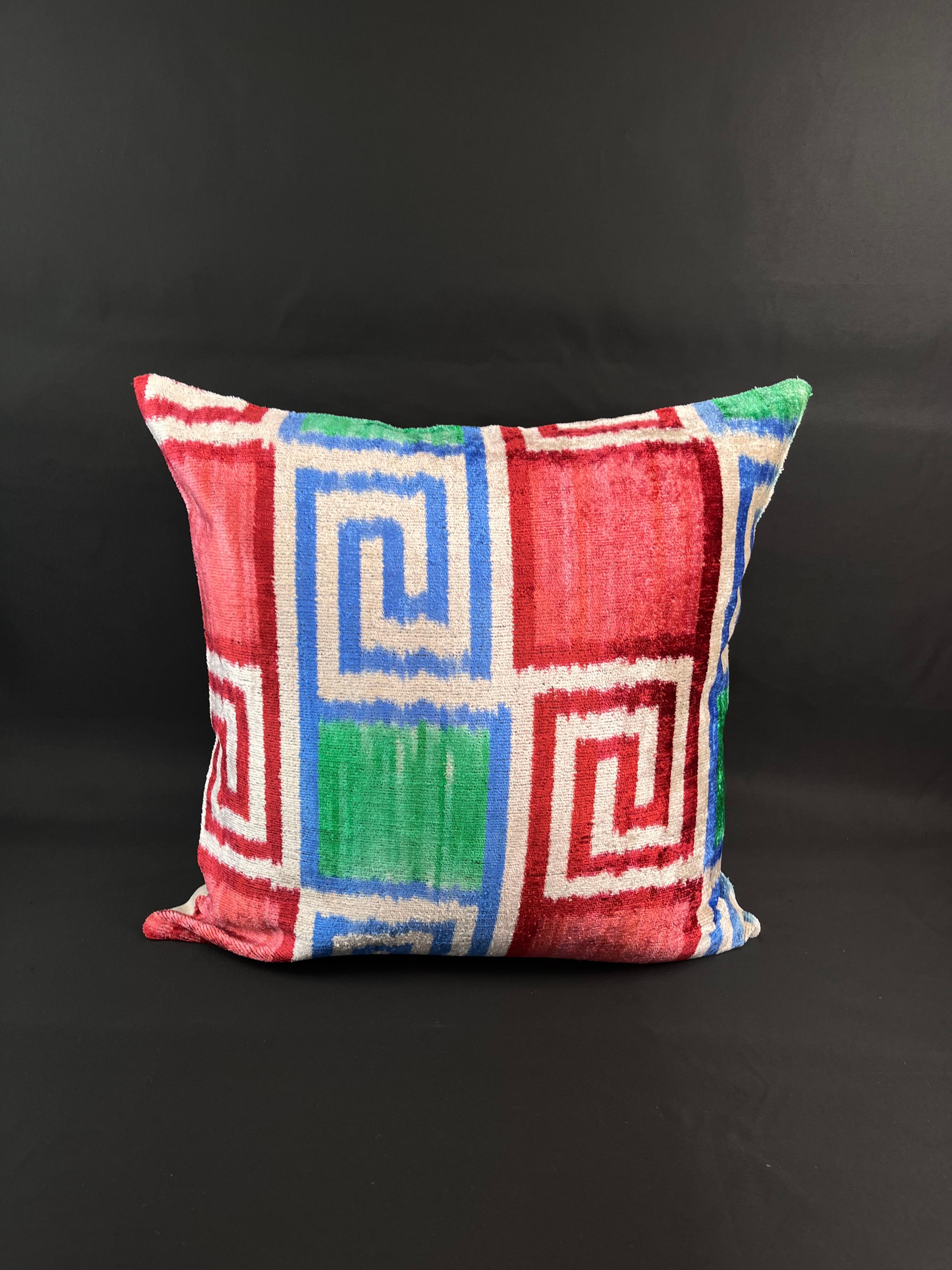 Multicolor Geometric Swirl Pattern Velvet Silk Ikat Pillow Cover In New Condition For Sale In Houston, TX