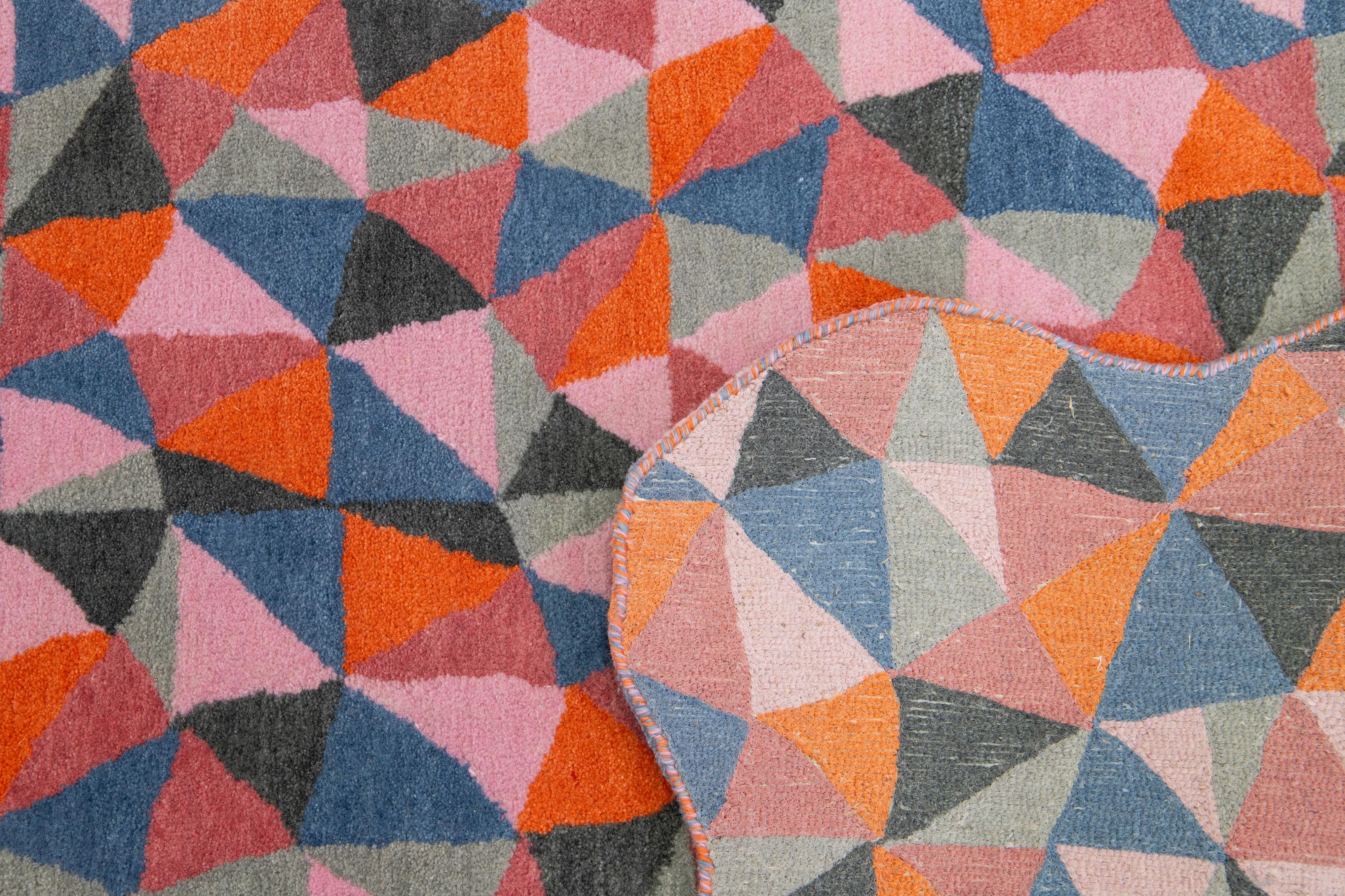 Mehrfarbiger handgetufteter moderner Wollteppich mit Mosaico-Muster von Apadana im Angebot 1