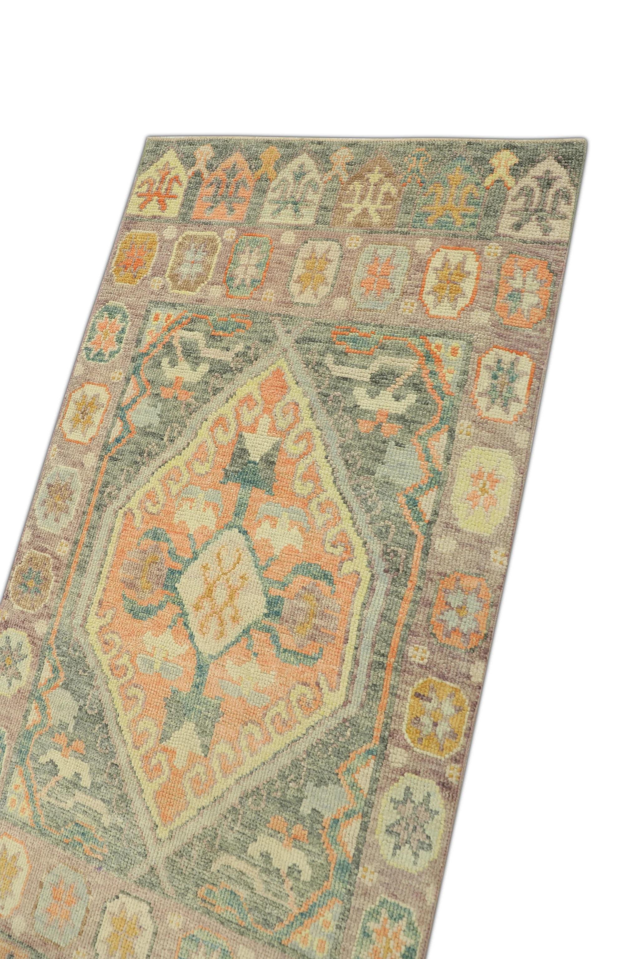 Dieser türkische Oushak-Teppich ist ein atemberaubendes Kunstwerk, das von erfahrenen Kunsthandwerkern mit traditionellen Techniken handgewebt wurde. Der Teppich weist komplizierte Muster und eine weiche Farbpalette auf, die durch die Verwendung