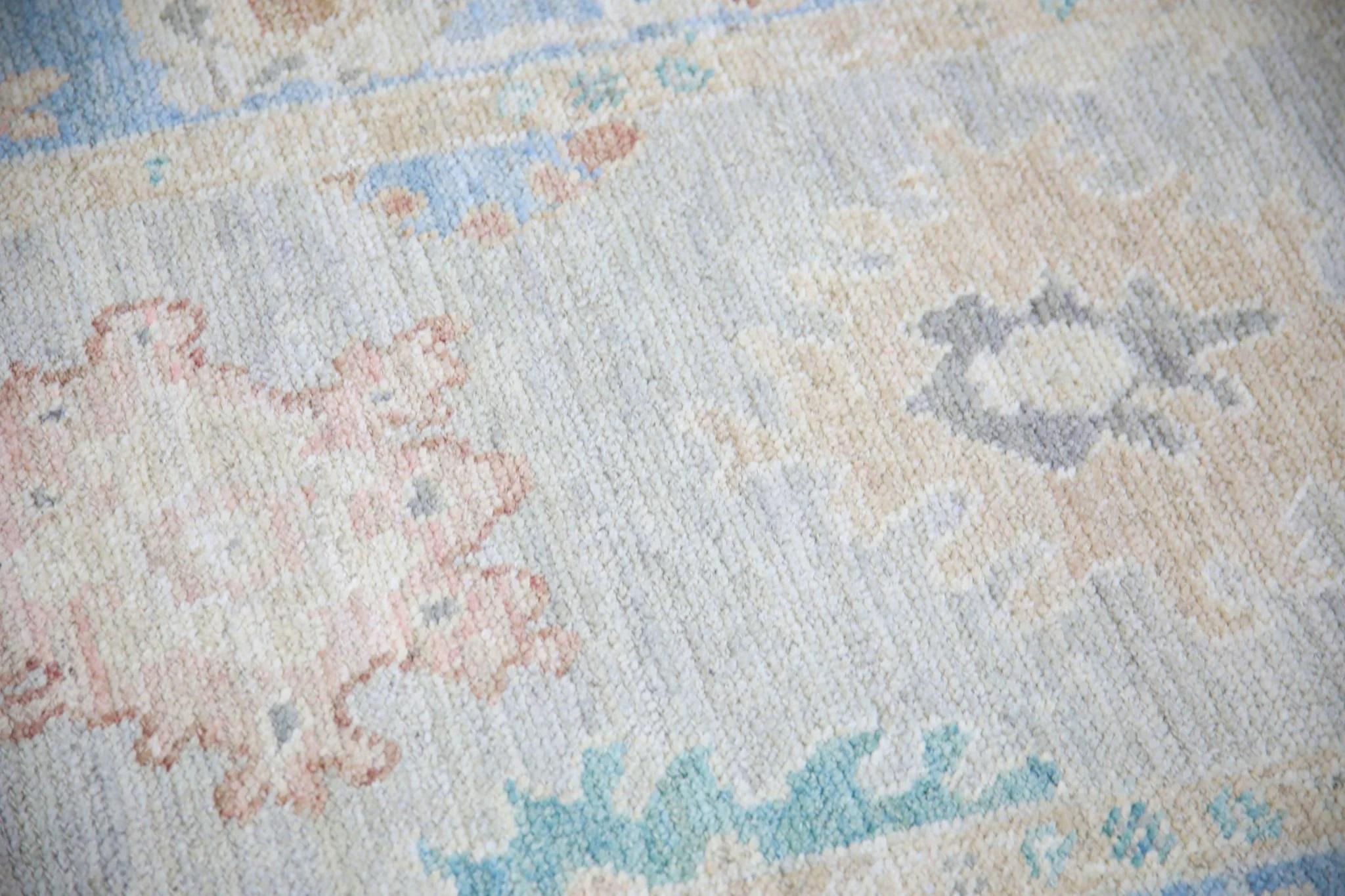 Ce tapis turc oushak est une œuvre d'art étonnante, tissée à la main selon des techniques traditionnelles par des artisans qualifiés. Le tapis présente des motifs complexes et une palette de couleurs douces obtenue grâce à l'utilisation de teintures