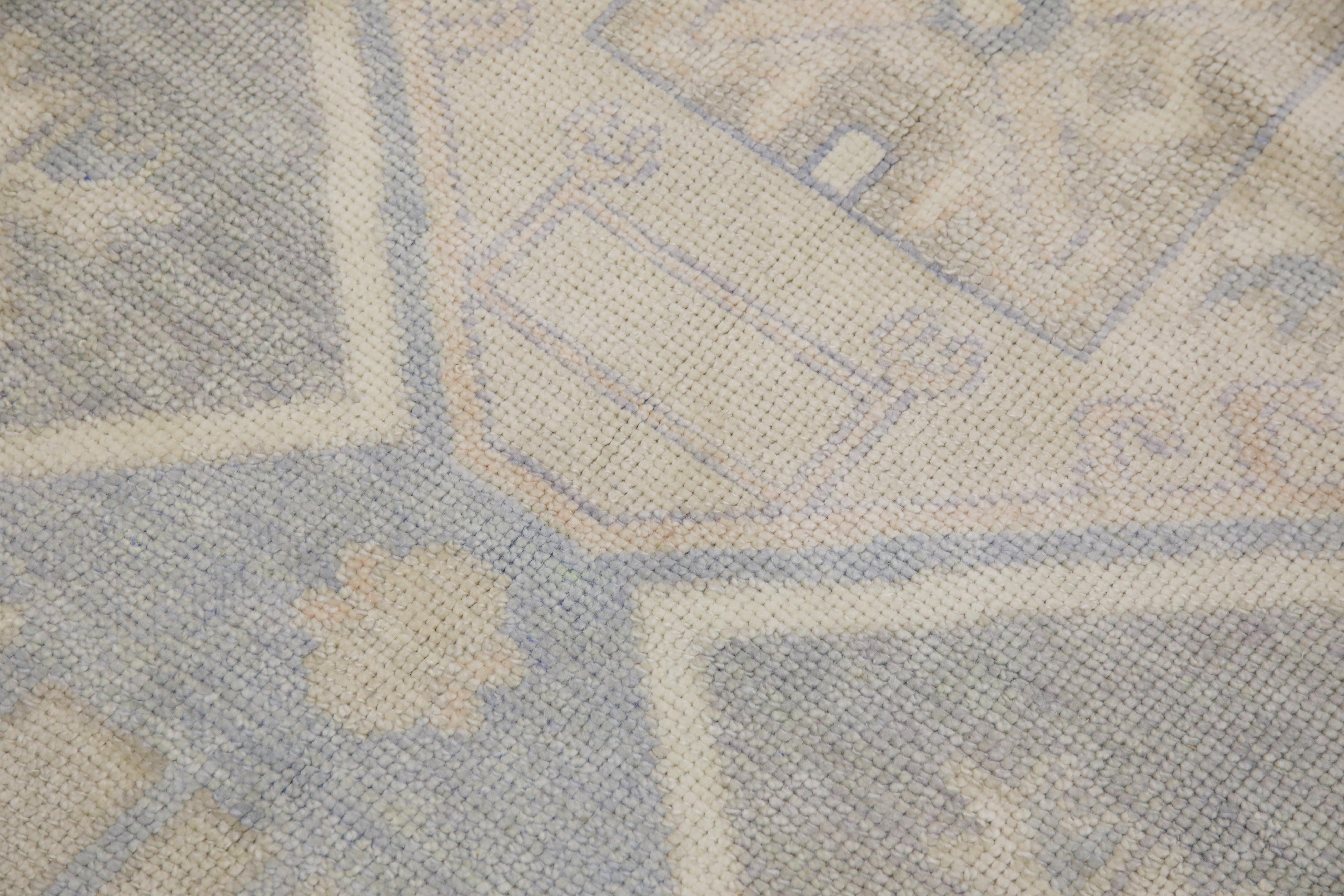 Dieser moderne türkische Oushak-Teppich ist ein atemberaubendes Kunstwerk, das von erfahrenen Kunsthandwerkern mit traditionellen Techniken handgewebt wurde. Der Teppich weist komplizierte Muster und eine weiche Farbpalette auf, die durch die