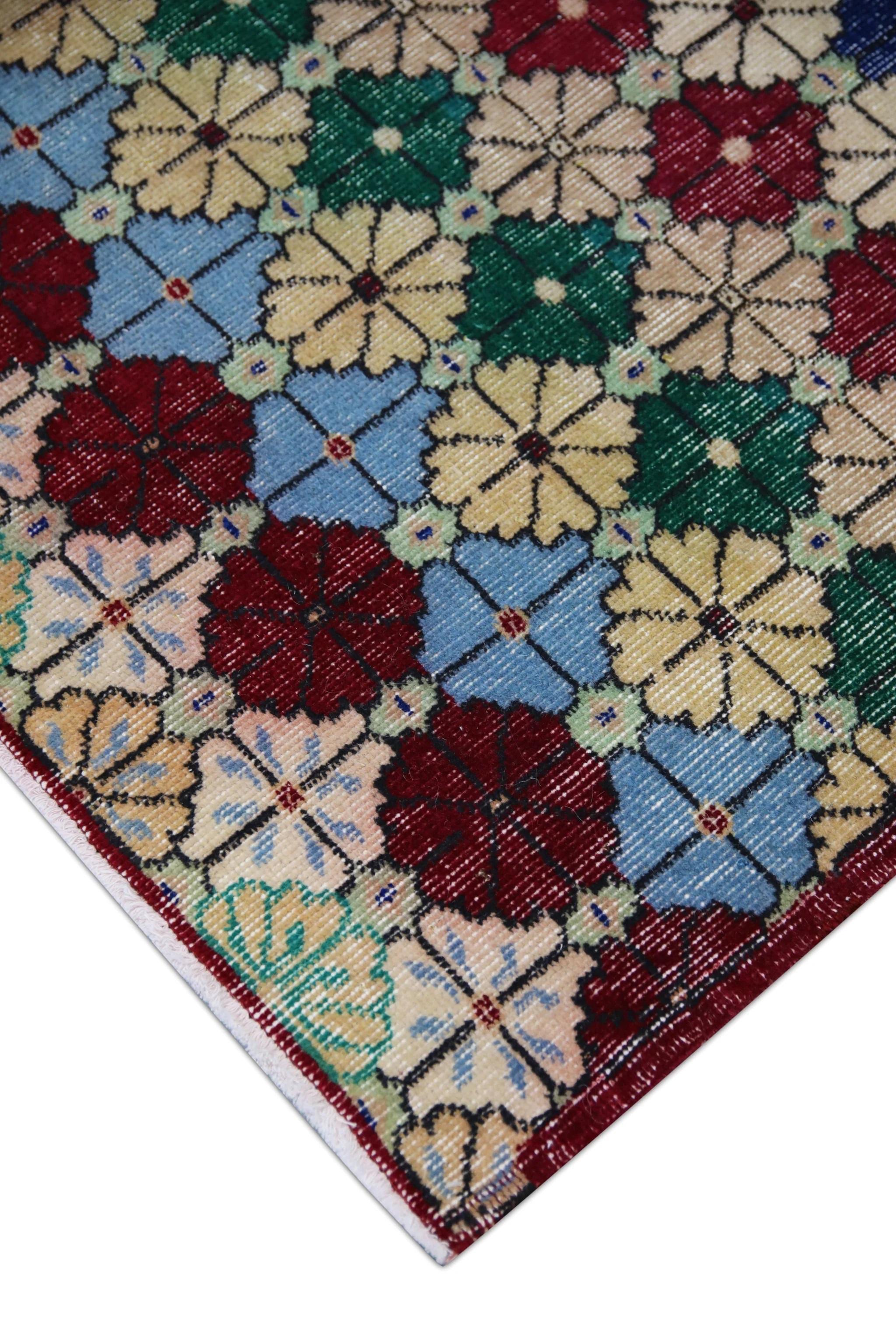 Dieser exquisite türkische Oushak-Teppich im Vintage-Stil ist ein beeindruckendes Beispiel für traditionelle Handwerkskunst und zeitlose Schönheit. Dieser aus hochwertigen Wollfasern handgeknüpfte Teppich zeichnet sich durch komplizierte Muster und