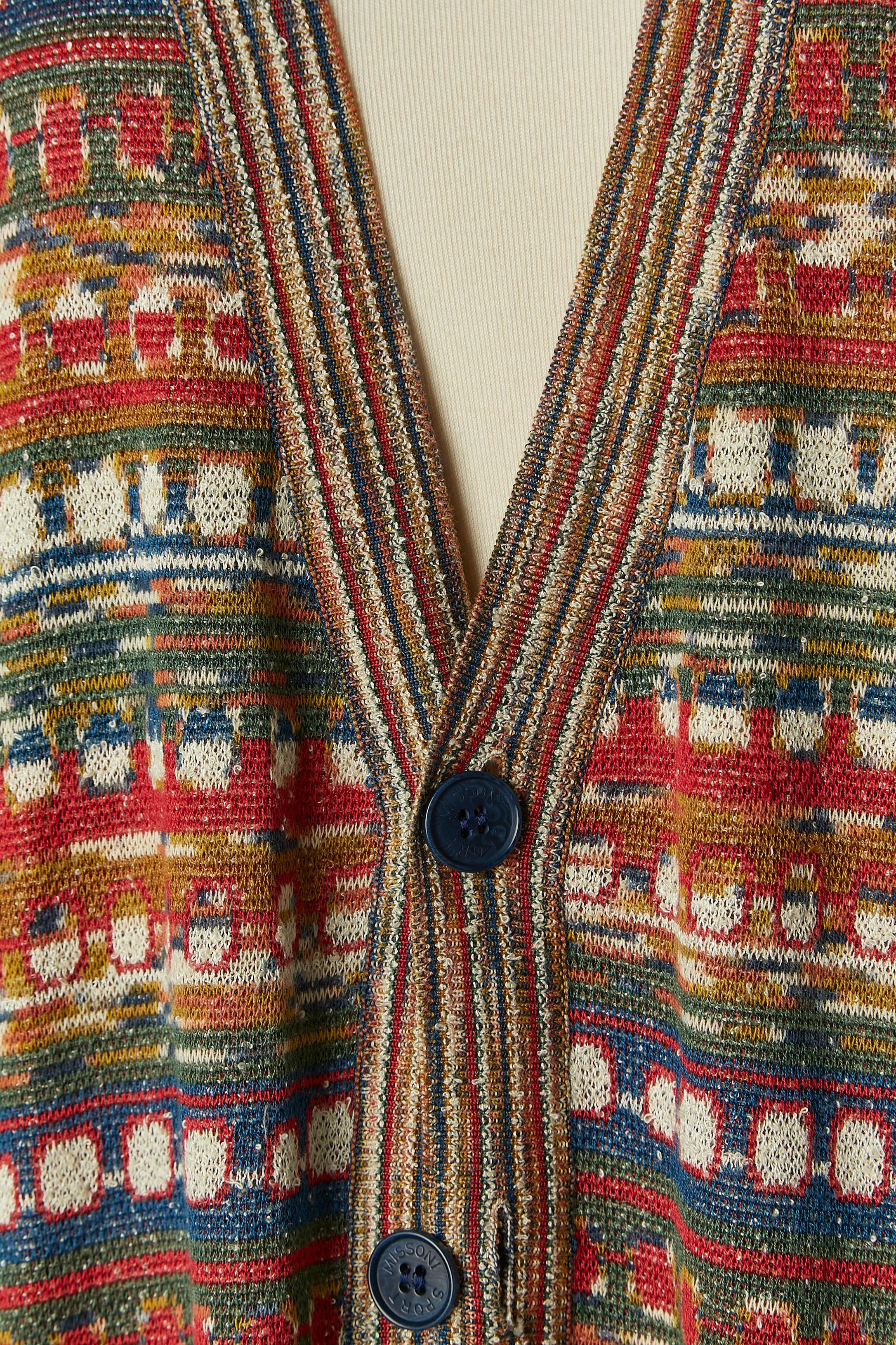 Multicolor jacquard cardigan with branded buttons. Knit composition: 70% cotton, 20% rayon, 10% polyamide. One extra button provided. Pocket on both side.
SIZE XL 