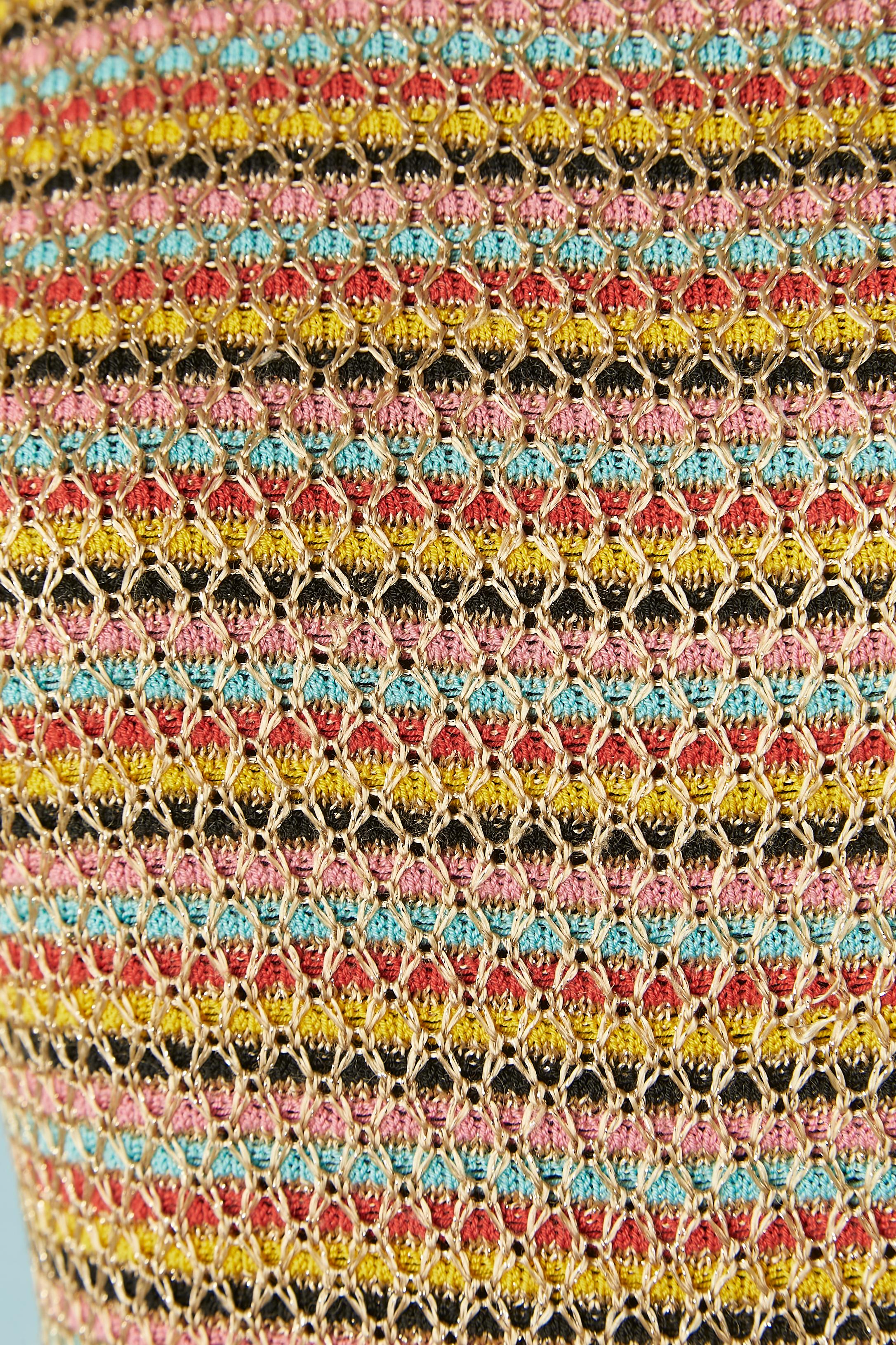 Pull jacquard multicolore à manches courtes. Composition du tricot : acétate, polyester, polyacrylique, rayonne, lurex.
TAILLE M 