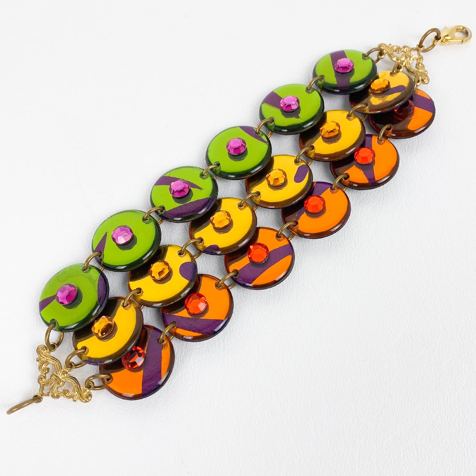 Esta fabulosa pulsera de eslabones de Lucite de estudio de diseño tiene forma de varias vueltas con un diseño geométrico de disco redondo en color verde pera, amarillo azafrán y naranja neón con inclusiones y un efecto de textura de espejo. Cada
