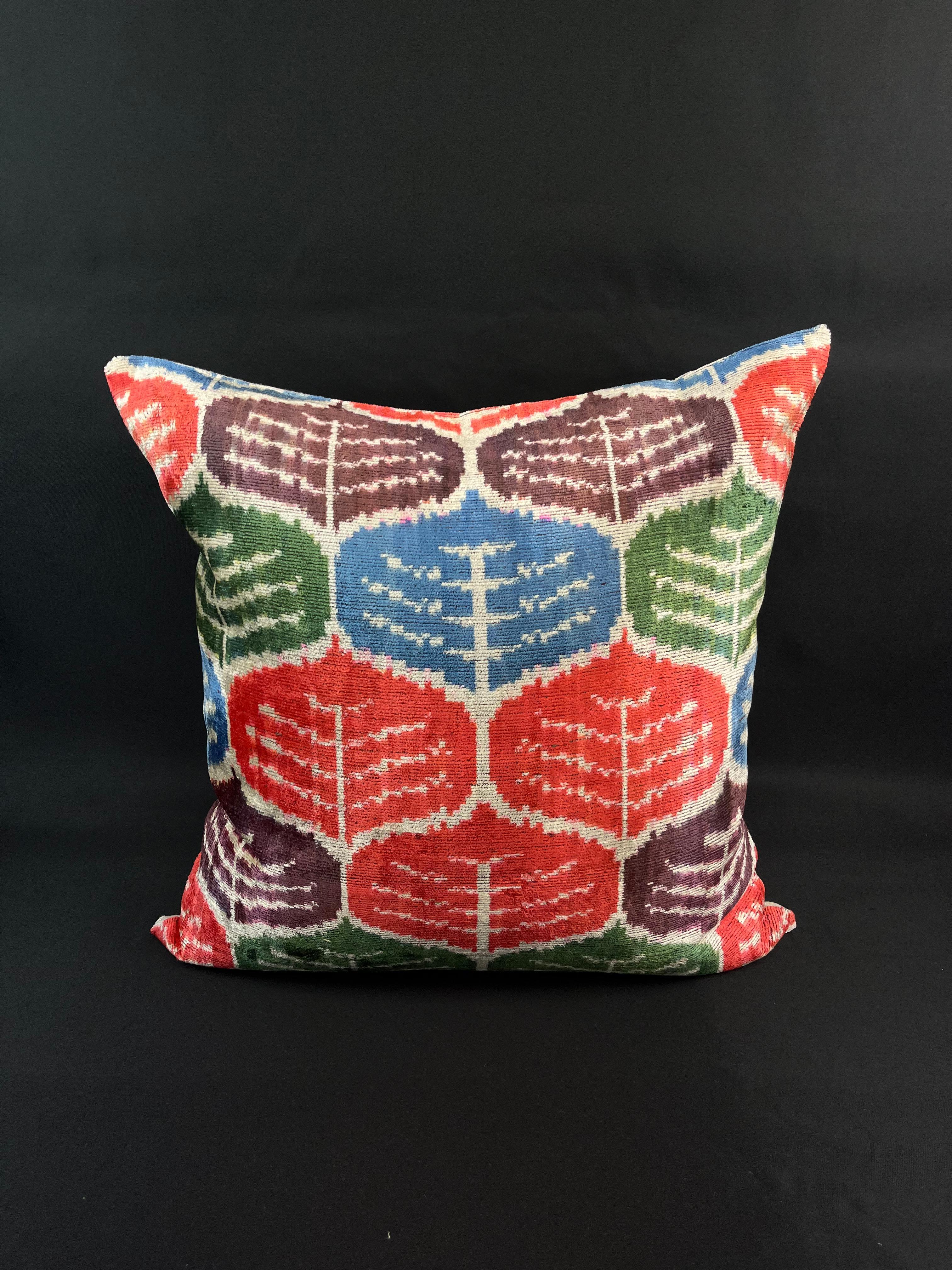 Multicolor Leaf Pattern Velvet Silk Ikat Pillow Cover In New Condition For Sale In Houston, TX
