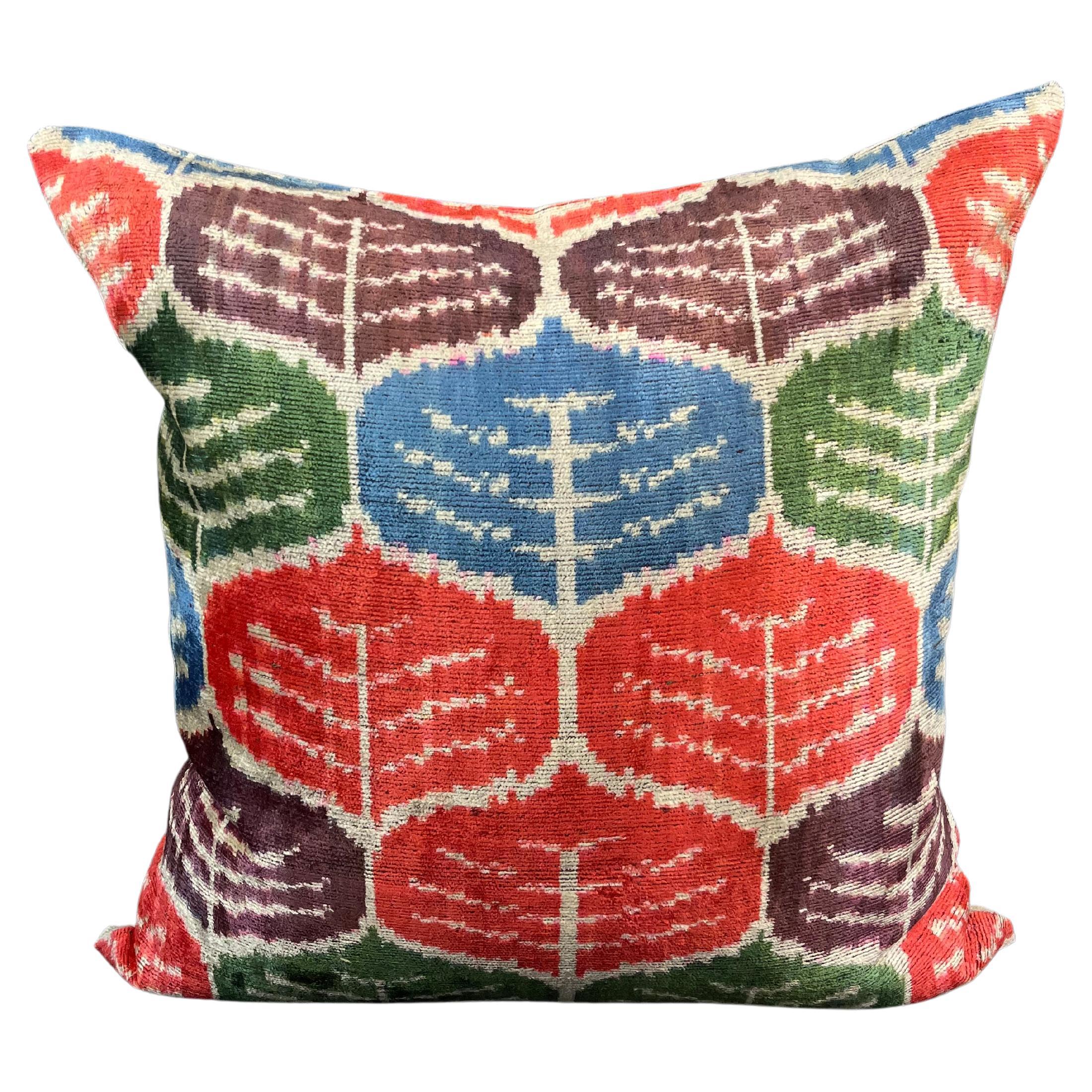 Housse de coussin Ikat en velours de soie à motifs de feuilles multicolores 20" x 20".